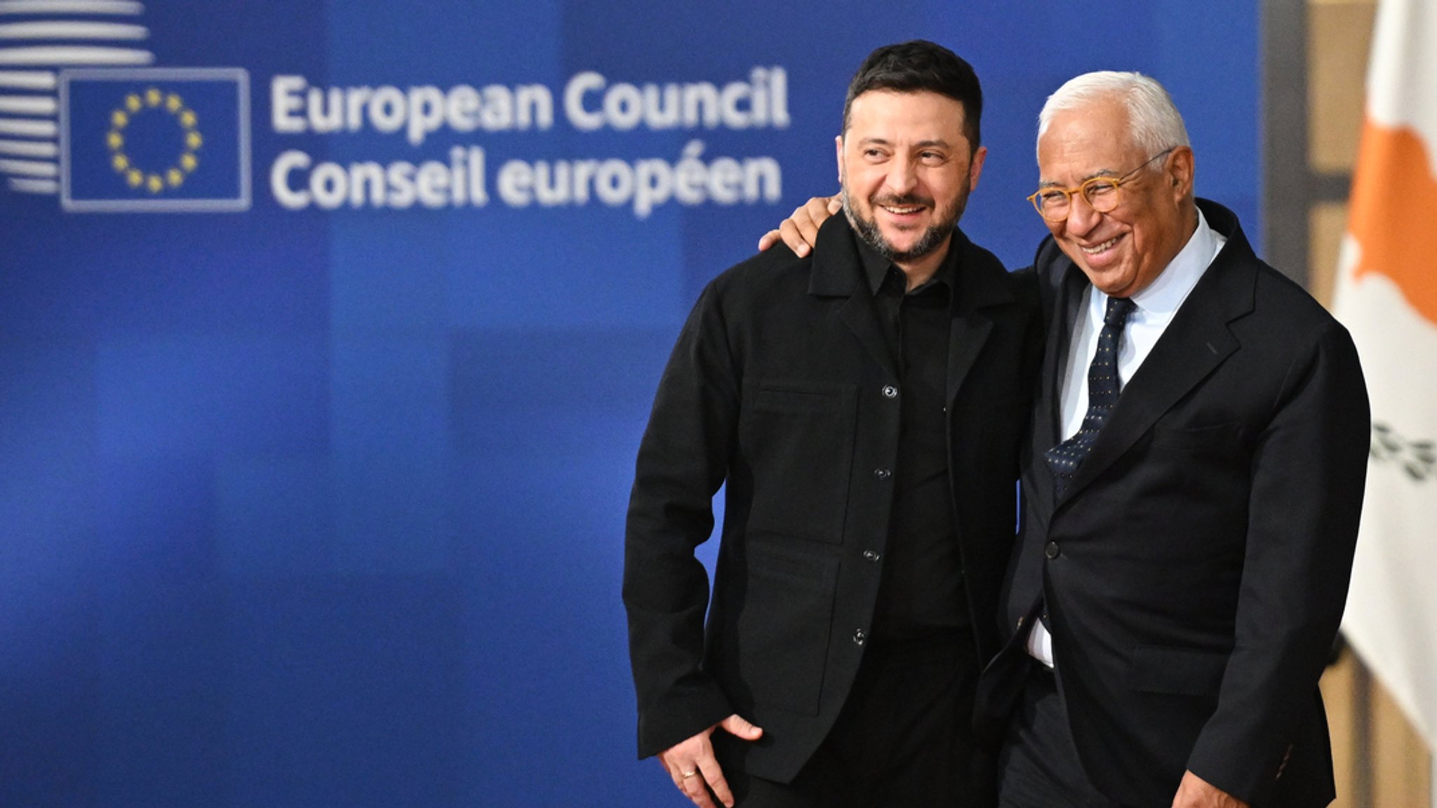 Der ukrainische Präsident Wolodymyr Selenskyj (l) und Antonio Costa, Präsident des Europäischen Rates, kommen zu einem EU-Gipfel im Gebäude des Europäischen Rates an.