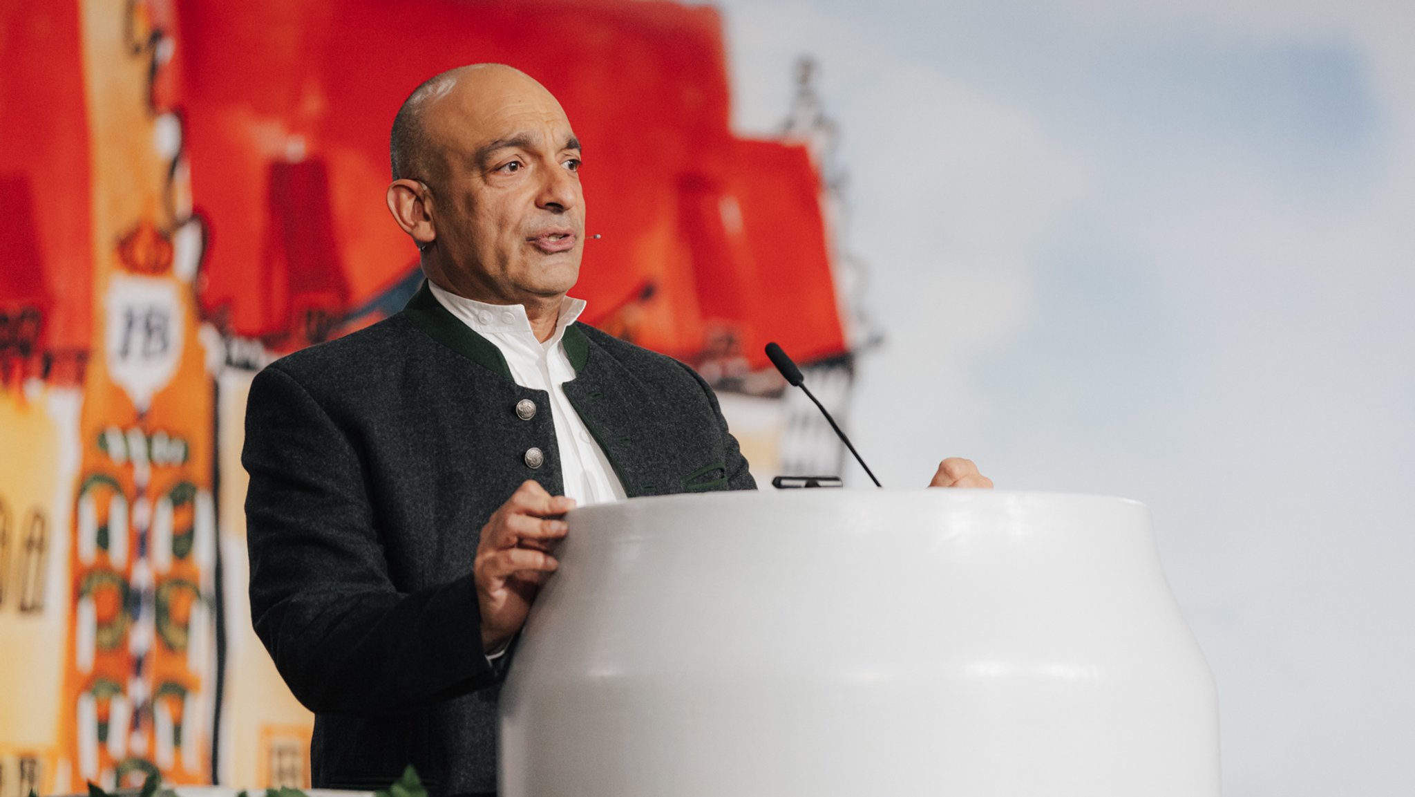 Festredner Django Asül beim Maibockanstich