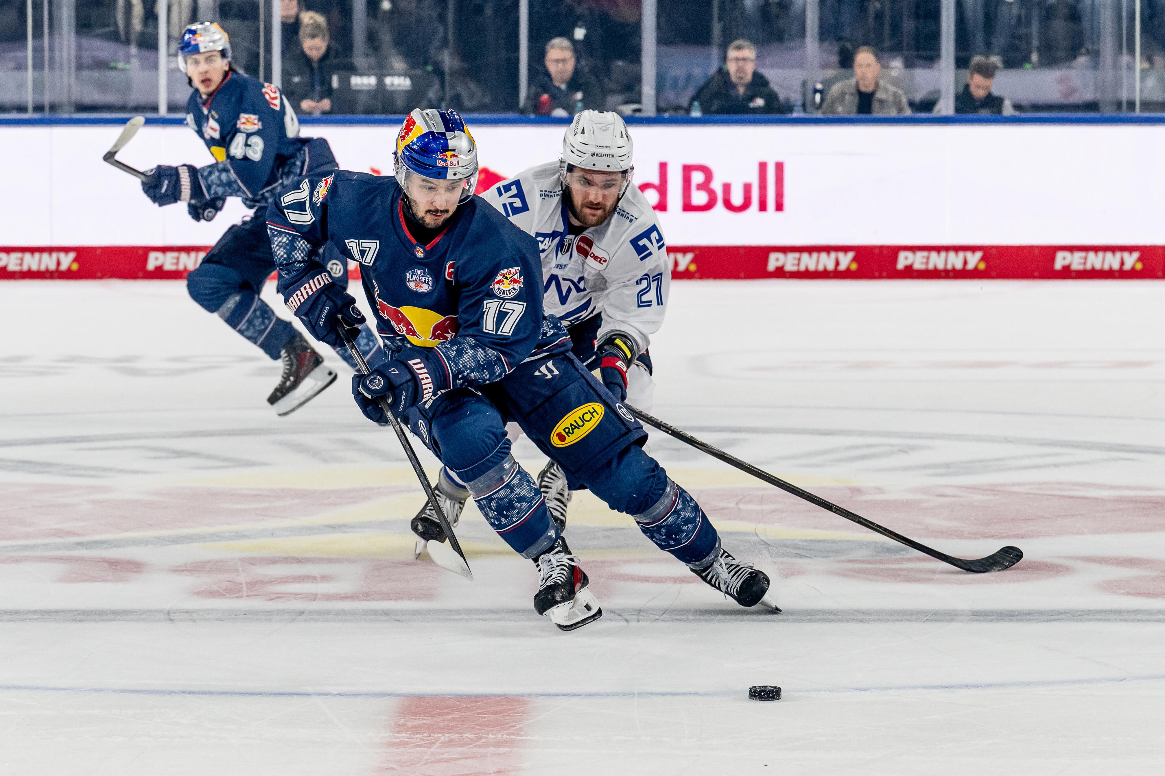 Zweikampf zwischen Taro Hirose (EHC) und Kris Bennett (Mannheim)