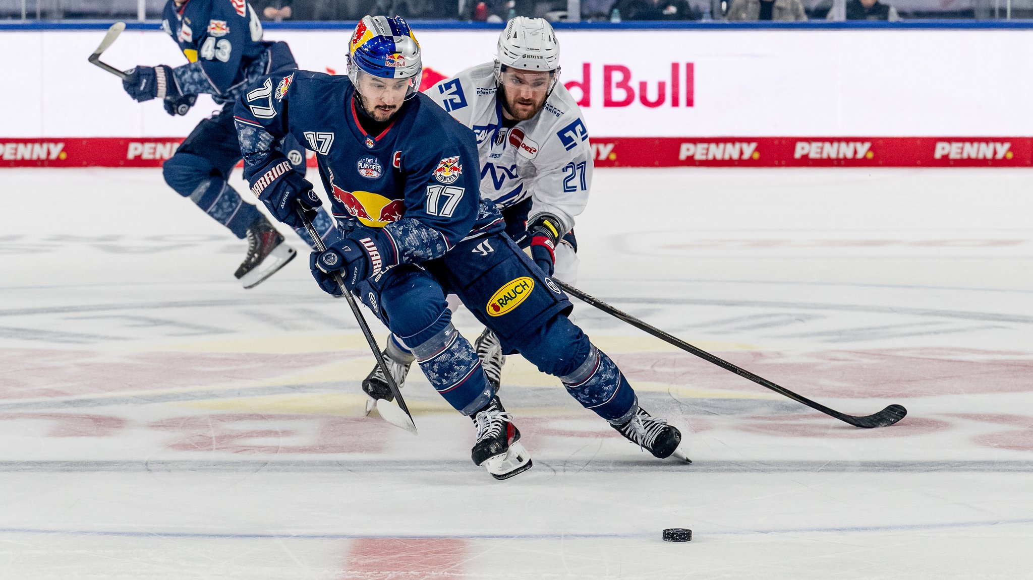 Zweikampf zwischen Taro Hirose (EHC) und Kris Bennett (Mannheim)