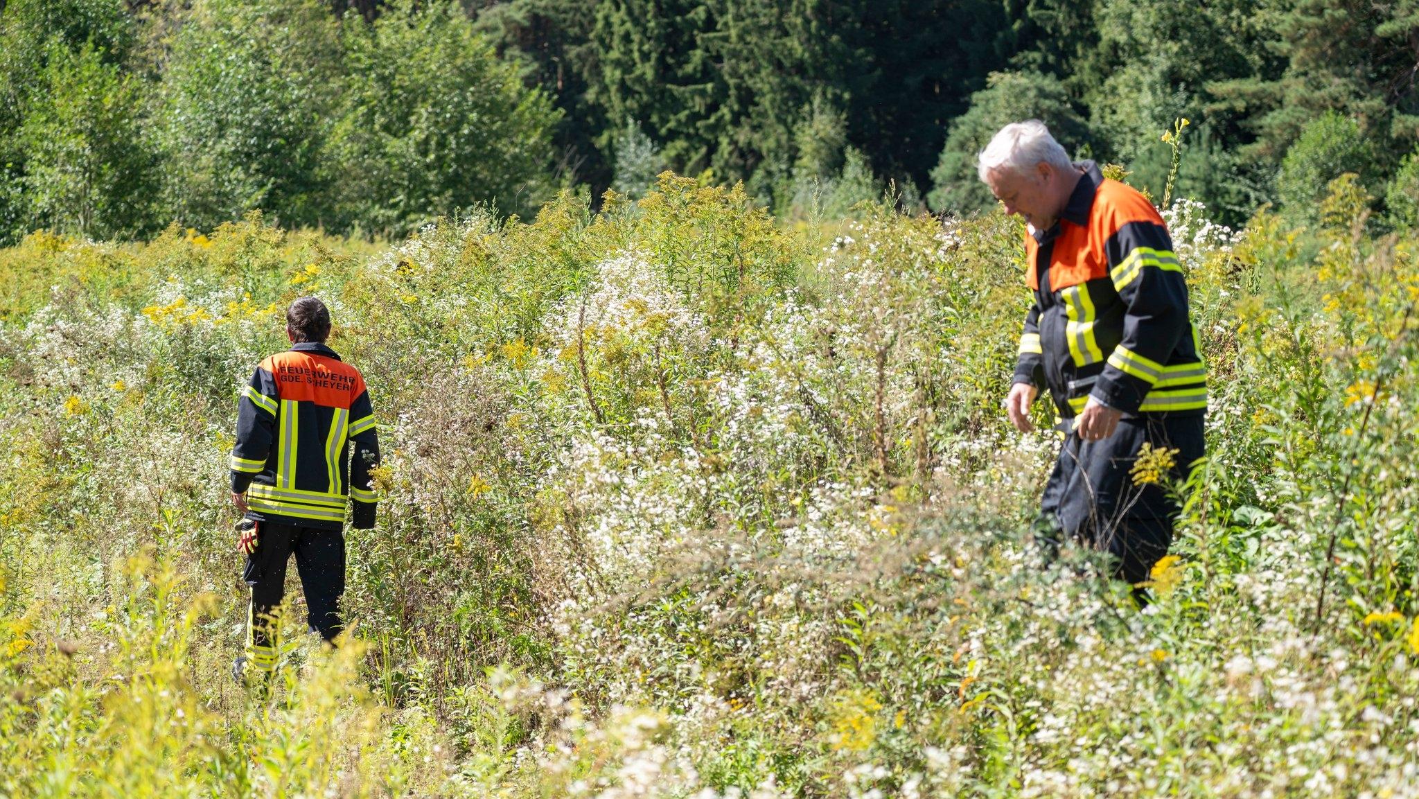 Helfer in einem Feld, sie suchen nachem 83-Jährigen