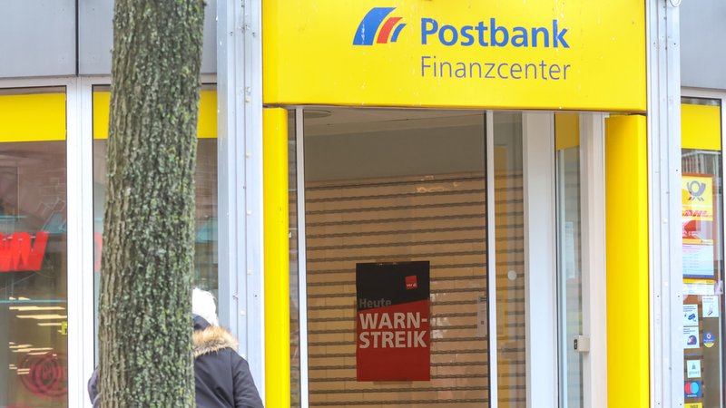 Plakat mit der Aufschrift "Heute Warnstreik" an einer Filiale der Postbank
