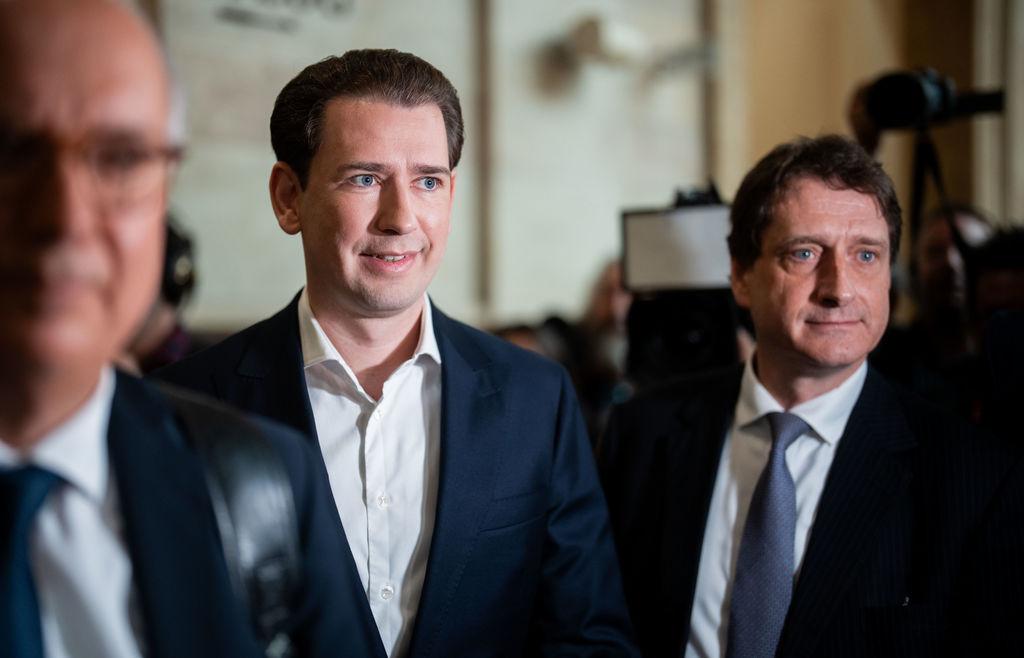 26.05.2025, Österreich, Wien: Österreichs Ex-Bundeskanzler Sebastian Kurz und Anwalt Otto Dietrich kommen zu einer Gerichtsverhandlung. Der ehemalige Regierungschef war in erster Instanz wegen Falschaussage im Ibiza-Untersuchungsausschuss zu acht Monaten Haft auf Bewährung verurteilt worden. Foto: Georg Hochmuth/APA/dpa +++ dpa-Bildfunk +++