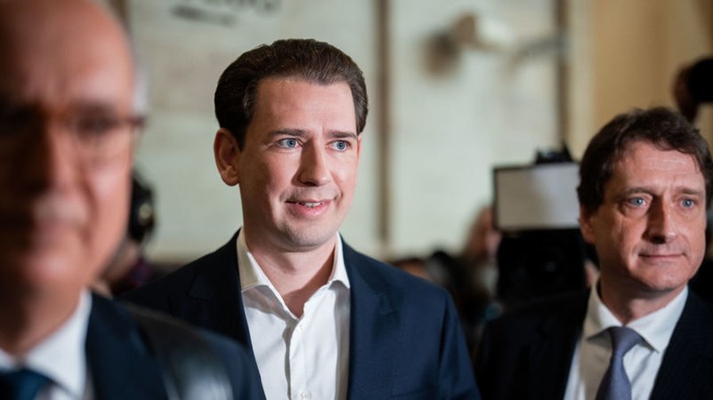 26.05.2025, Österreich, Wien: Österreichs Ex-Bundeskanzler Sebastian Kurz und Anwalt Otto Dietrich kommen zu einer Gerichtsverhandlung. Der ehemalige Regierungschef war in erster Instanz wegen Falschaussage im Ibiza-Untersuchungsausschuss zu acht Monaten Haft auf Bewährung verurteilt worden. Foto: Georg Hochmuth/APA/dpa +++ dpa-Bildfunk +++ | Bild: dpa-Bildfunk/Georg Hochmuth 26.05.2025, Österreich, Wien: Österreichs Ex-Bundeskanzler Sebastian Kurz und Anwalt Otto Dietrich kommen zu einer Gerichtsverhandlung. Der ehemalige Regierungschef war in erster Instanz wegen Falschaussage im Ibiza-Untersuchungsausschuss zu acht Monaten Haft auf Bewährung verurteilt worden. Foto: Georg Hochmuth/APA/dpa +++ dpa-Bildfunk +++