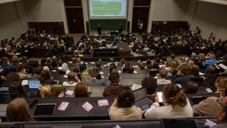 Archivbild: Gute Nachrichten für Studierende in Deutschland: Die Bundesregierung einigt sich auf eine Bafög-Reform | Bild:dpa-Bildfunk/Peter Kneffel