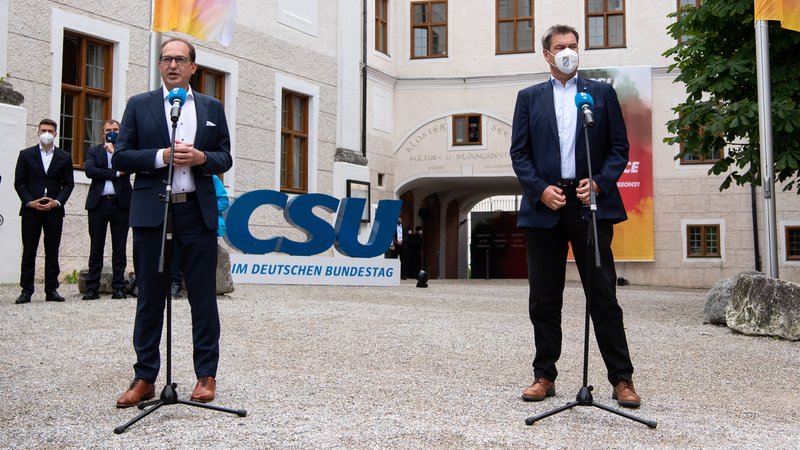 CSU-Landesgruppenchef Dobrindt (l.) und Parteichef Söder (r.) am 14.07.21 vor Beginn der Klausur im Kloster Seeon. 