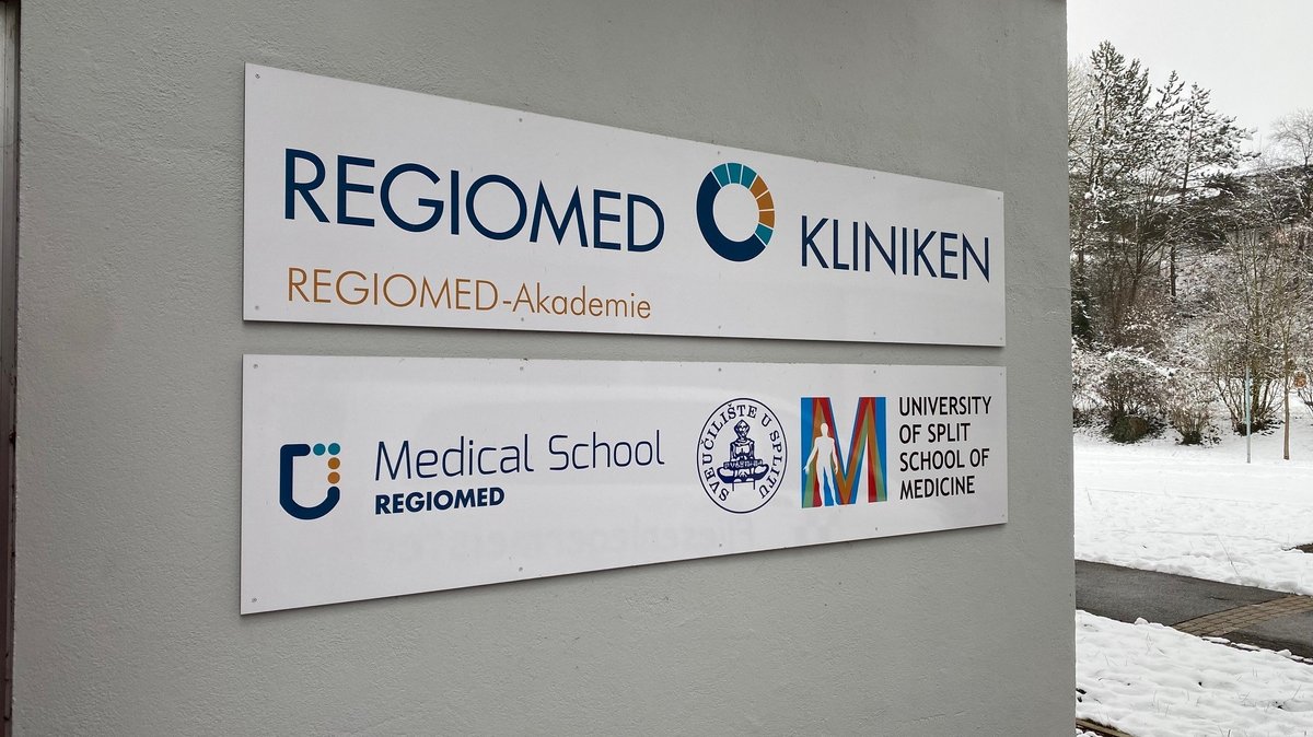 "Regiomed-Kliniken" steht auf einem Schild. 