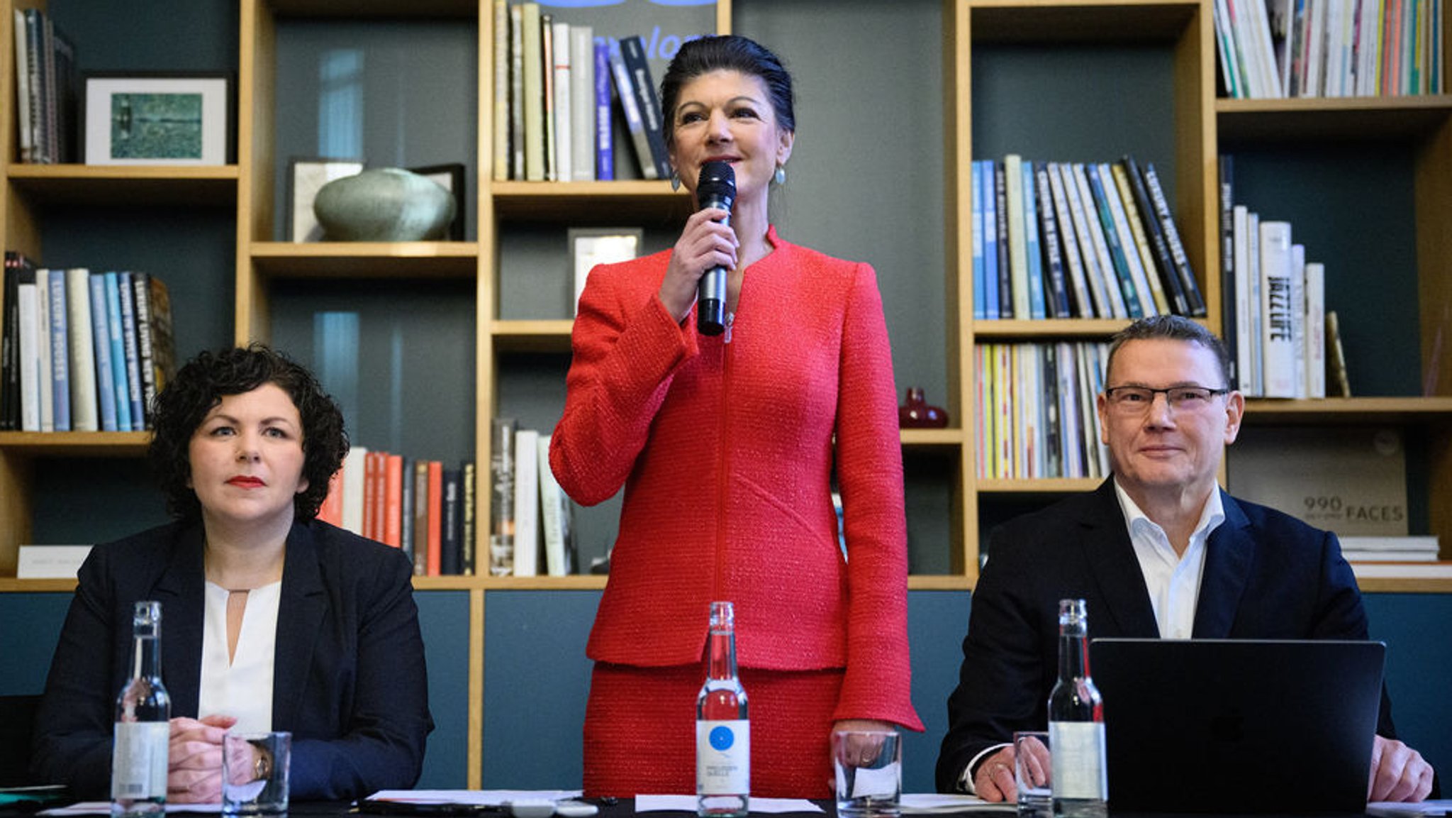 08.01.2024, Berlin: Sahra Wagenknecht (M) begrüßt zusammen mit Amira Mohamed Ali (l) und Ralph Suikat die Teilnehmer zum Gründungsakt der Partei "Bündnis Sahra Wagenknecht - für Vernunft und Gerechtigkeit" (BSW) in einem Berliner Hotel. Das "Bündnis Sahra Wagenknecht - für Vernunft und Gerechtigkeit" der früheren Linken-Politikerin wurde erst im Oktober 2023 zunächst als Verein vorgestellt. Nun will das Bündnis als Partei bei den kommenden Wahlen antreten. Foto: Bernd von Jutrczenka/dpa +++ dpa-Bildfunk +++