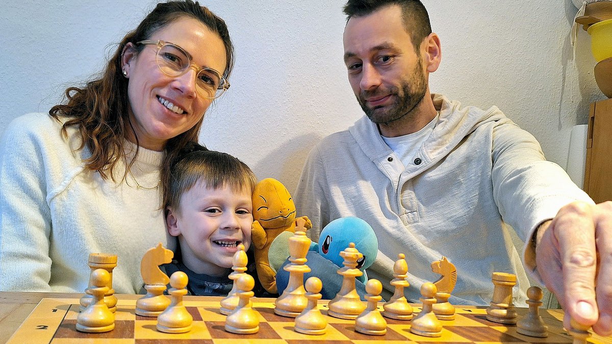 Ferdinand und seine Eltern am Schachbrett