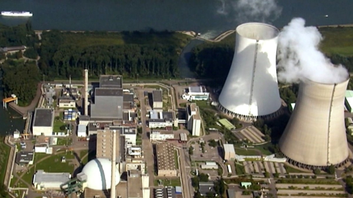 Pläne der EU sehen vor, der Kernkraft ein grünes Label zu verpassen. Sie wäre dann eine nachhaltige Energie, so wie Wind, Wasser oder Sonnenenergie. Die Einstufung wäre eine Art Empfehlung für Investoren. Kritiker fürchten, dass so Geld in neue Atomkraftwerke fließen könne, statt in erneuerbare Energien.