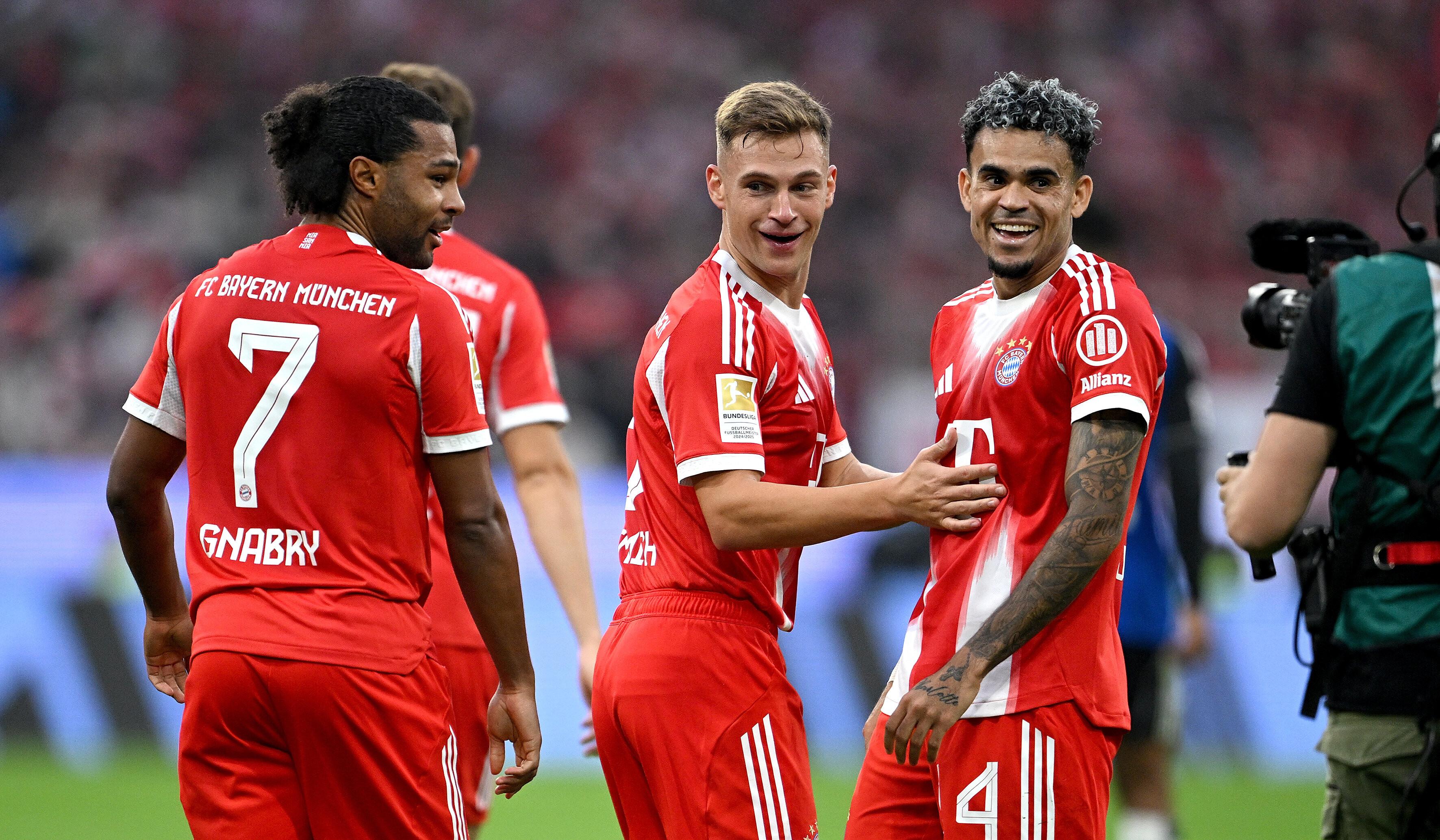 Joshua Kimmich feiert Luis Diaz für dessen Tor.