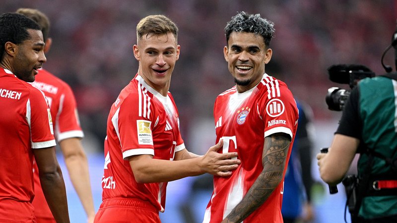 Joshua Kimmich feiert Luis Diaz für dessen Tor. | Bild: picture alliance / Pressefoto Ulmer | Markus Ulmer Joshua Kimmich feiert Luis Diaz für dessen Tor.