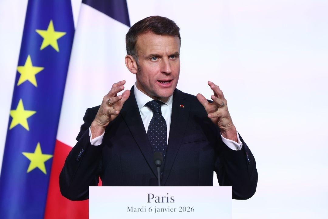 ARCHIV (06.01.2026) Frankreich, Paris: Der französische Präsident Emmanuel Macron während einer Pressekonferenz im Elysee-Palast in Paris nach einem Treffen mit Mitgliedern der Koalition der Willigen. 