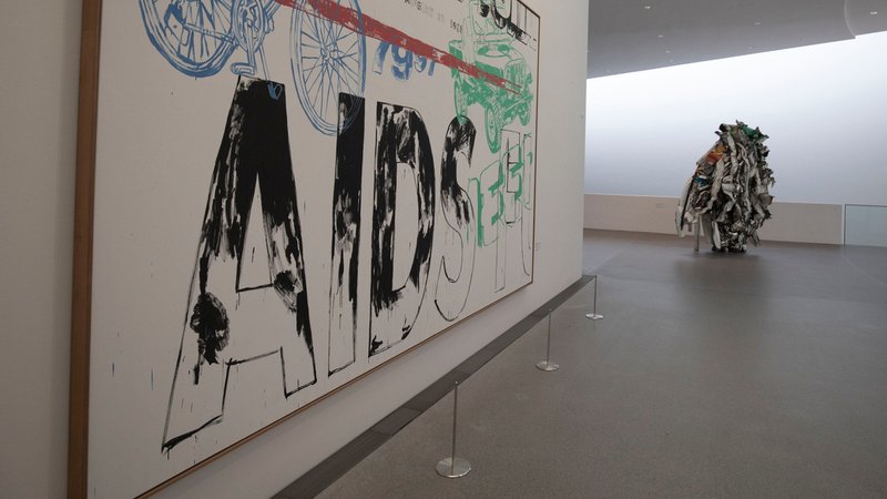 Das Gemälde von Andy Warhol "Aids-Jeep-Bicycle" in der Münchner Pinakothek der Moderne