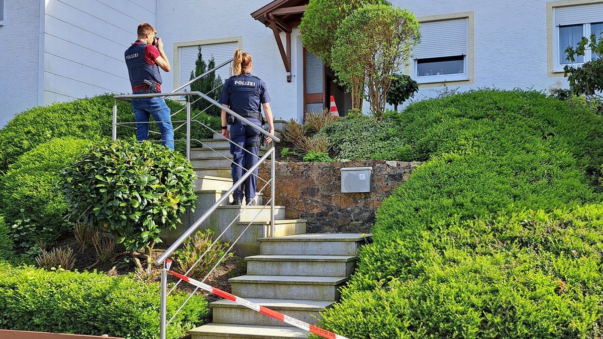 Polizisten beim Einsatz in Passau, wo ein 46-Jähriger Schüsse abgegeben und sich in einem Haus verschanzt hat.