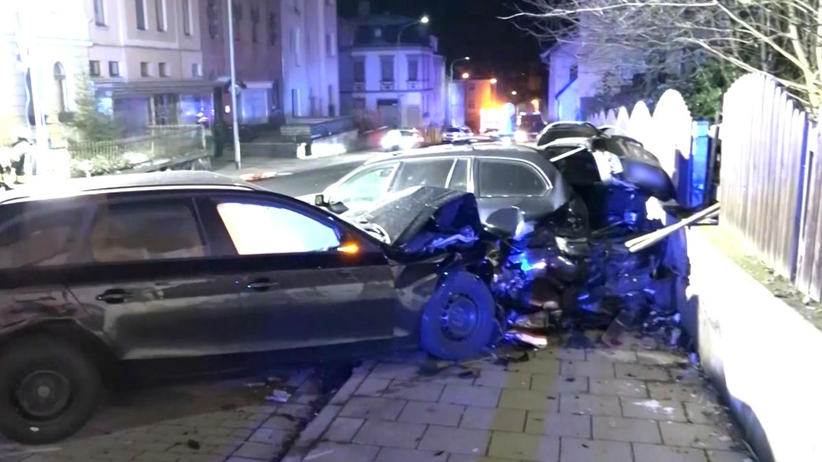 19 Jahriger Fussganger In Selb Von Auto Uberfahren Br24