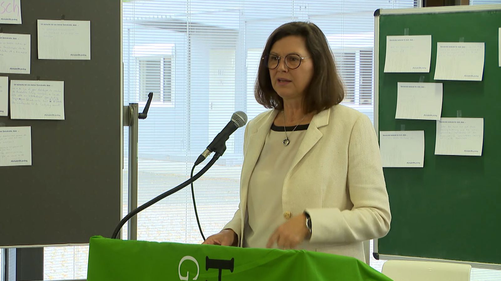 Für die Demokratie: Landtagspräsidentin besucht Bayerns Schulen | BR24