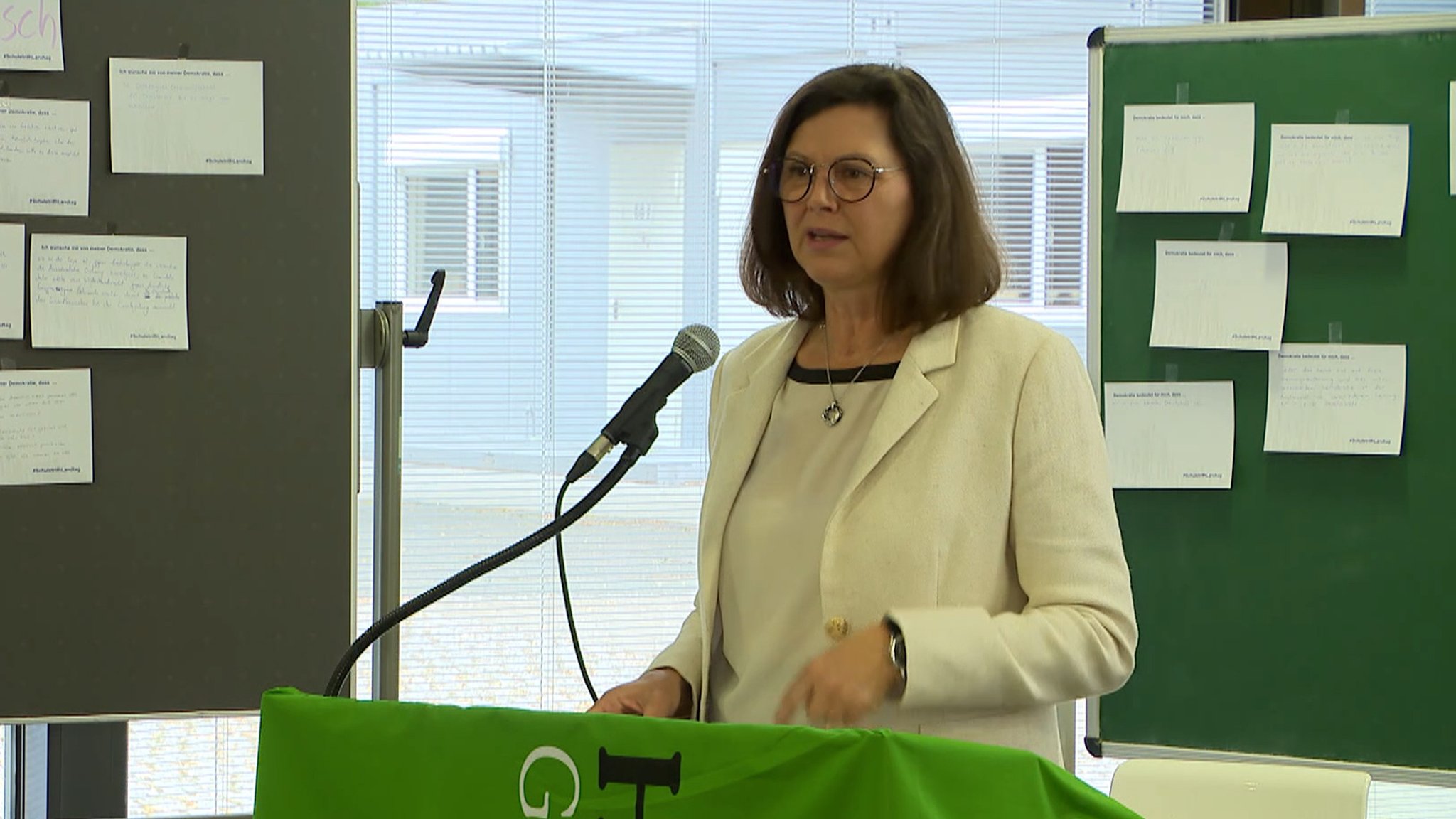 Ilse Aigner (CSU) im Fürther Hardenberg Gymnasium.