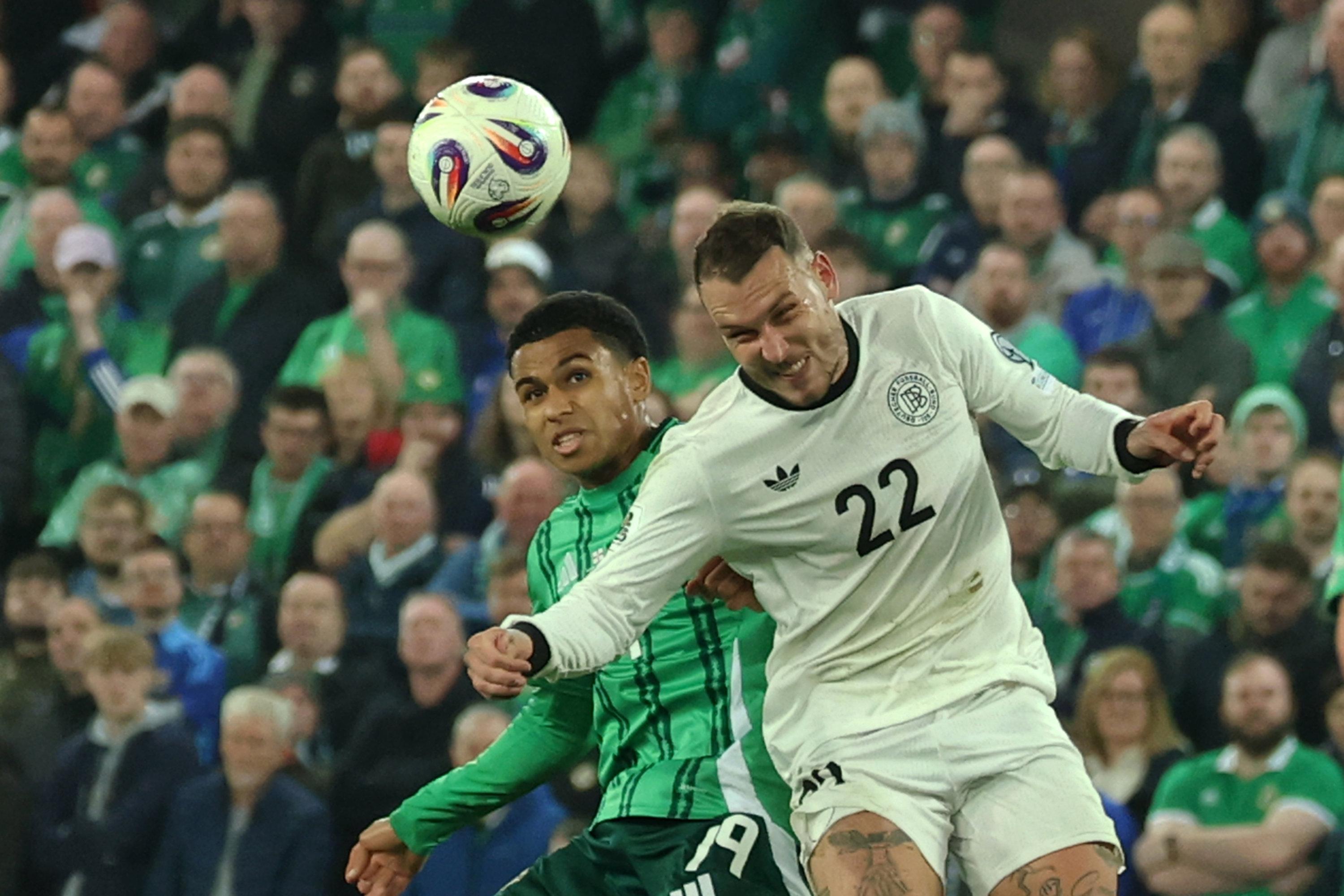 13.10.2025, Großbritannien, Belfast: Fußball: WM-Qualifikation Europa, Nordirland - Deutschland, Gruppenphase, Gruppe A, 4. Spieltag, Windsor Park, Shea Charles (Nordirland) und David Raum (Deutschland) kämpfen um den Ball. Foto: Christian Charisius/dpa +++ dpa-Bildfunk +++