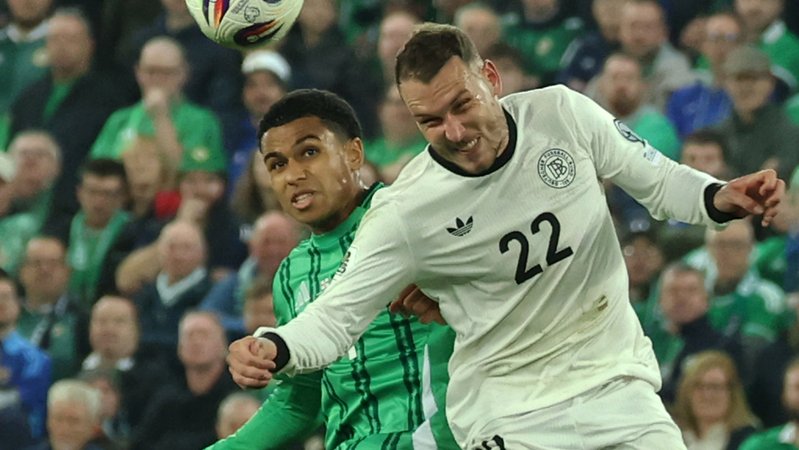 13.10.2025, Großbritannien, Belfast: Fußball: WM-Qualifikation Europa, Nordirland - Deutschland, Gruppenphase, Gruppe A, 4. Spieltag, Windsor Park, Shea Charles (Nordirland) und David Raum (Deutschland) kämpfen um den Ball. Foto: Christian Charisius/dpa +++ dpa-Bildfunk +++ | Bild: dpa-Bildfunk/Christian Charisius 13.10.2025, Großbritannien, Belfast: Fußball: WM-Qualifikation Europa, Nordirland - Deutschland, Gruppenphase, Gruppe A, 4. Spieltag, Windsor Park, Shea Charles (Nordirland) und David Raum (Deutschland) kämpfen um den Ball. Foto: Christian Charisius/dpa +++ dpa-Bildfunk +++