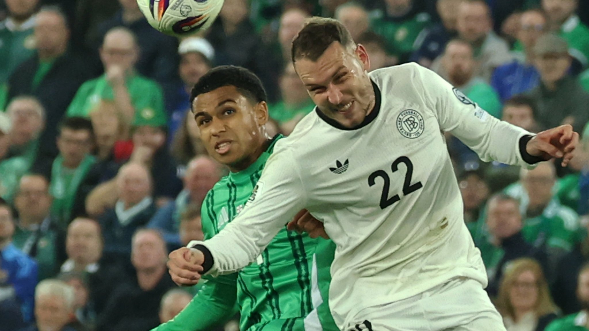 13.10.2025, Großbritannien, Belfast: Fußball: WM-Qualifikation Europa, Nordirland - Deutschland, Gruppenphase, Gruppe A, 4. Spieltag, Windsor Park, Shea Charles (Nordirland) und David Raum (Deutschland) kämpfen um den Ball. Foto: Christian Charisius/dpa +++ dpa-Bildfunk +++