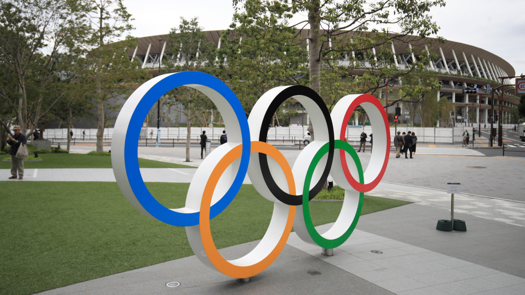 Tokio: Die Olympischen Ringe sind vor dem Olympischen Stadion aufgebaut.