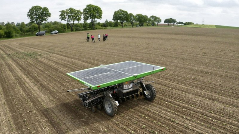 Solarbetriebener Farmdroid im Einsatz auf dem Feld (Symbolbild)