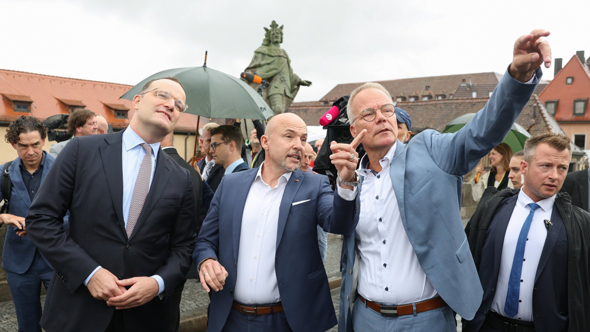 Die Fraktionschefs im Bundestag, Jens Spahn (CDU), Alexander Hoffmann (CSU) und Matthias Miersch (SPD), blicken optimistisch nach vorn. | Bild: dpa-Bildfunk/Daniel Karmann Die Fraktionschefs im Bundestag, Jens Spahn (CDU), Alexander Hoffmann (CSU) und Matthias Miersch (SPD), blicken optimistisch nach vorn.