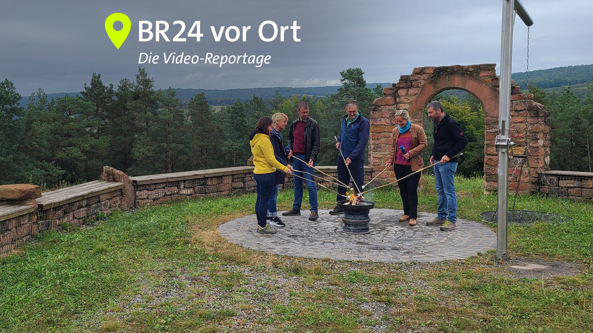 Marshmallow-Grillen an einer Feuerstelle im Spessart