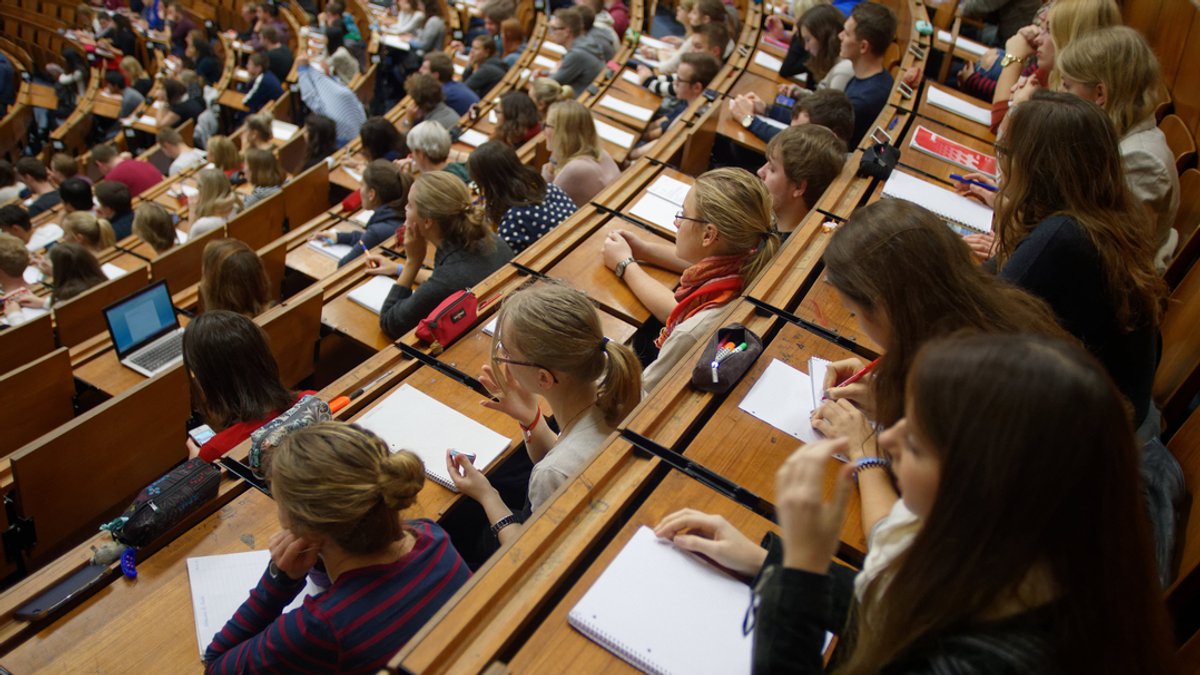 Archiv: Studierende sitzen bei einer Vorlesung in einem Hörsaal