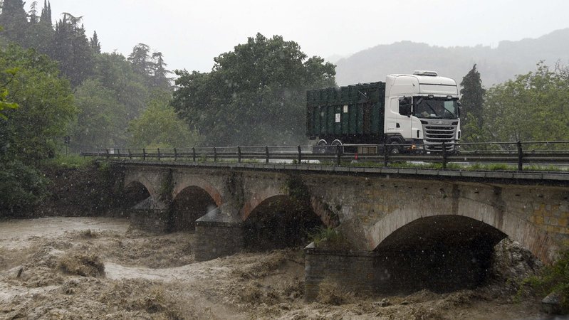 Brücke über den Fluss Bidente in der Emilia-Romagna, Foto vom 16.5.2023