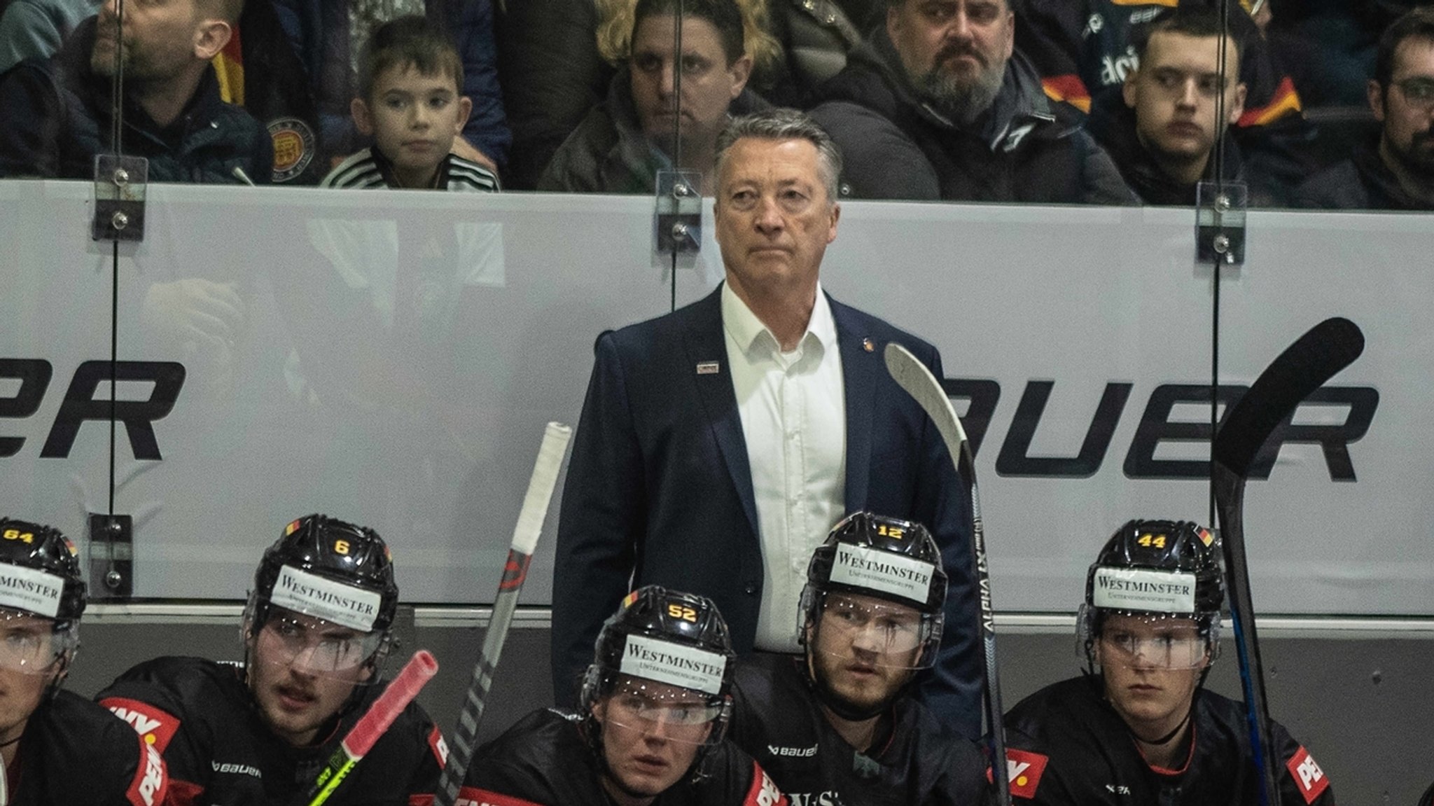 13.04.2023, Hessen, Kassel: Eishockey: Länderspiel, Deutschland - Tschechien in der Eissporthalle am Auestadion. Bundestrainer Harold Kreis steht hinter der Auswechselbank. 