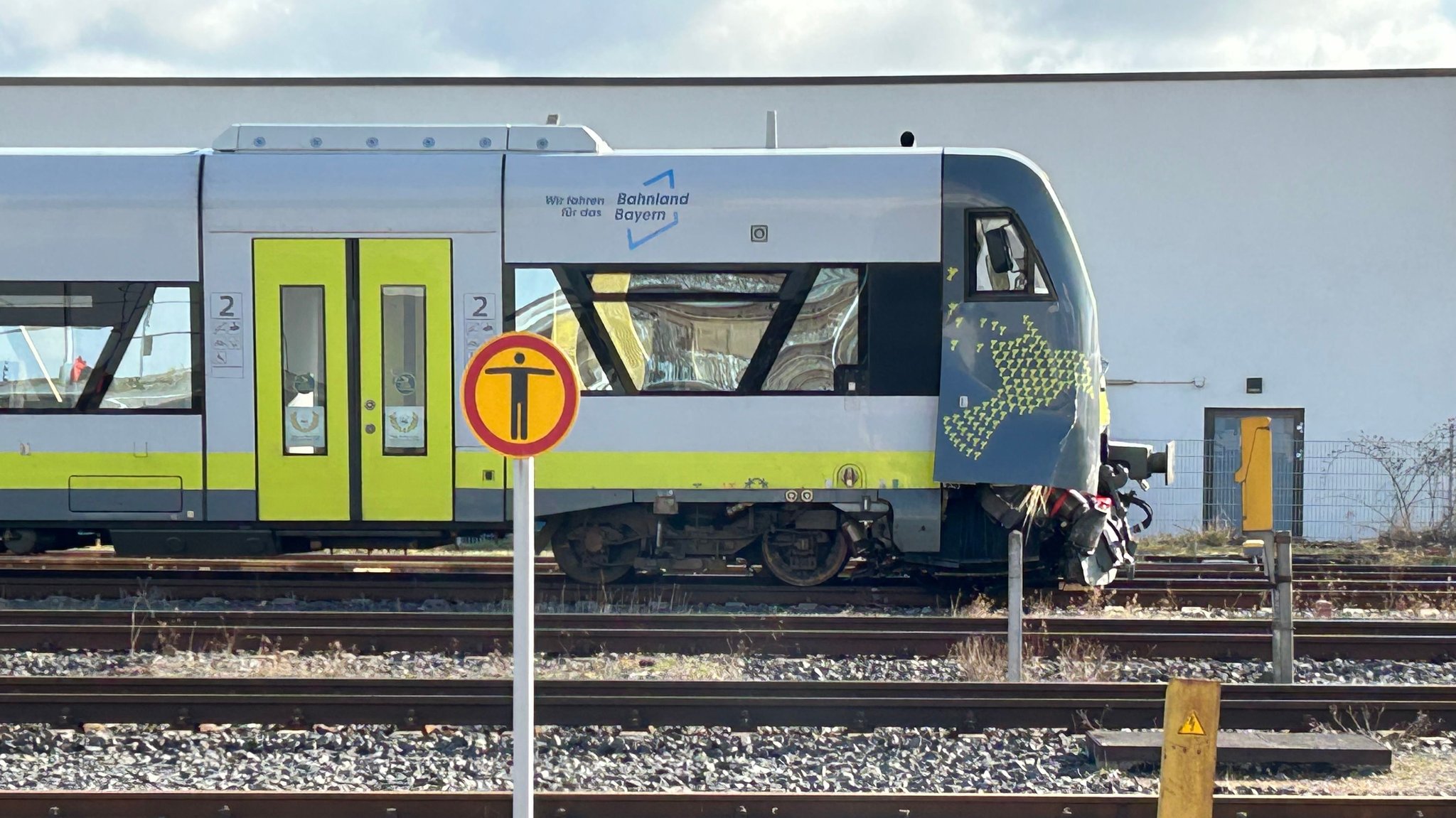 Eine beschädigte Bahn des Unternehmens Agilis steht nach einen Unfall nahe dem Bayreuther Hauptbahnhof auf dem Gleis.