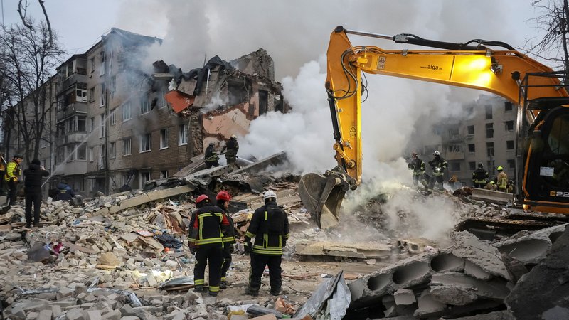 Rettungskräfte in Charkiw in den Trümmern eines Wohnhauses | Bild: Reuters Rettungskräfte in Charkiw in den Trümmern eines Wohnhauses