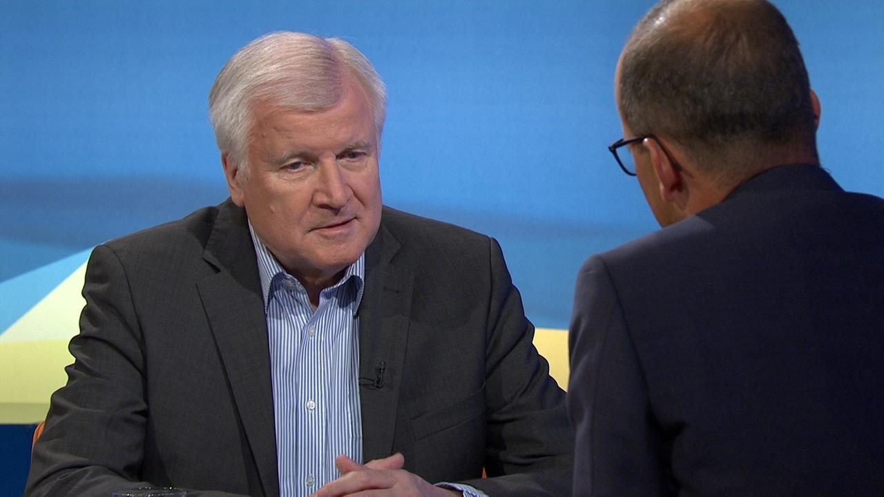 Seehofer Will Sich Im Asylstreit Mit Merkel Keinesfalls Beugen | BR24