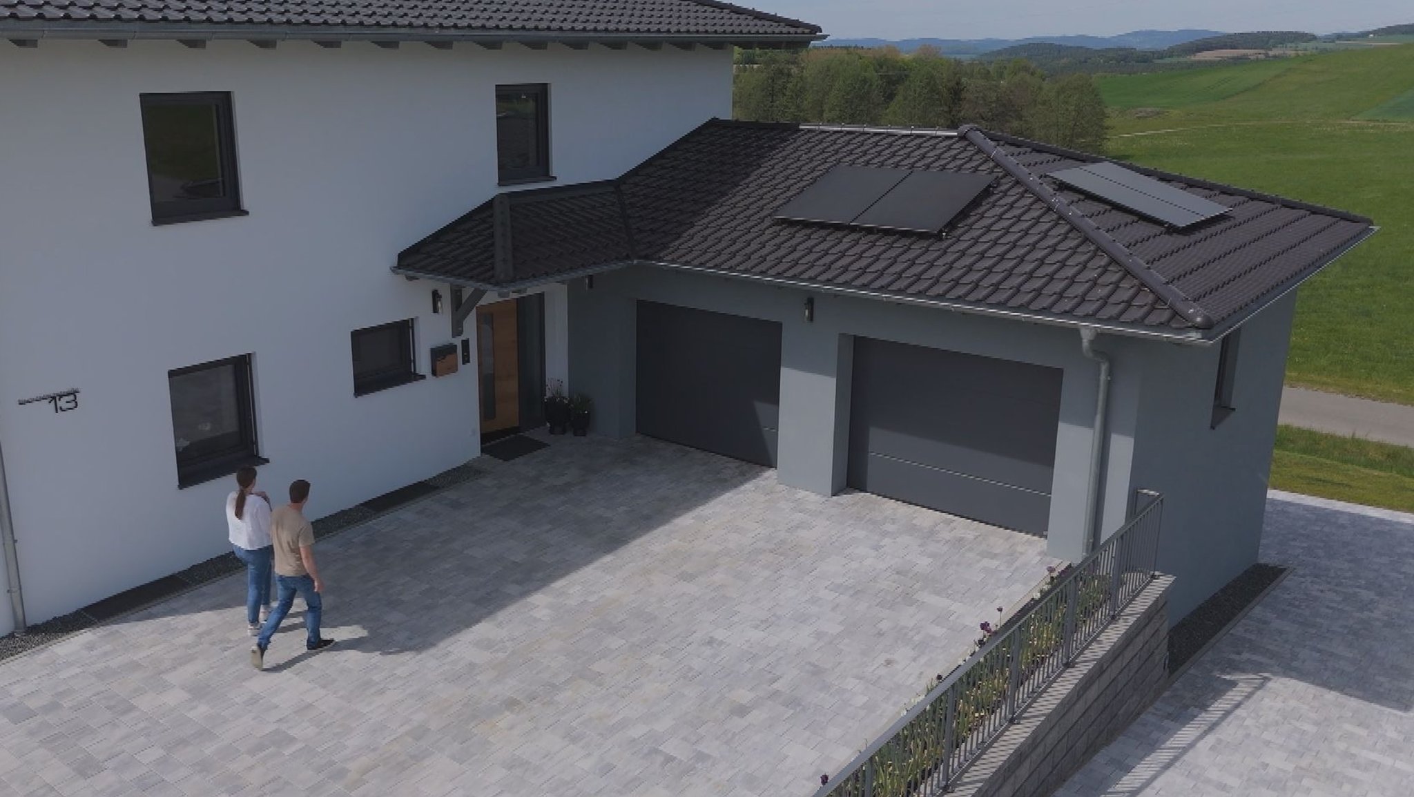 Auf dem Garagendach von Familie Schmid aus Zandt sind vier PV-Module angebracht – ein sogenanntes Balkonkraftwerk. | Bild: BR/Josef Häckler Auf dem Garagendach von Familie Schmid aus Zandt sind vier PV-Module angebracht – ein sogenanntes Balkonkraftwerk.