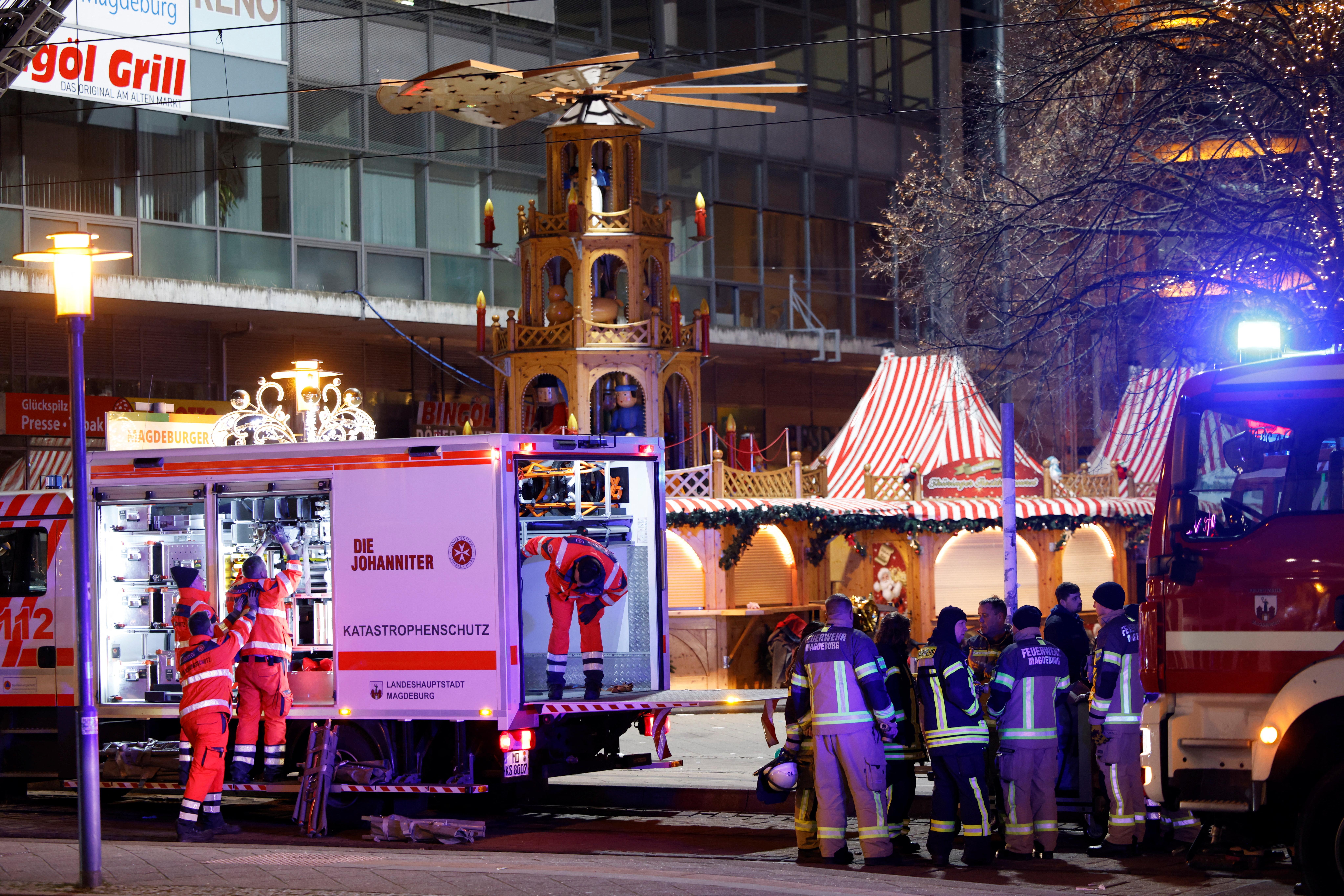Mitarbeiter des Katastrophenschutzes und der Feuerwehr beim Weihnachtsmarkt in Magdeburg nach dem Attentat (20.12.2025)