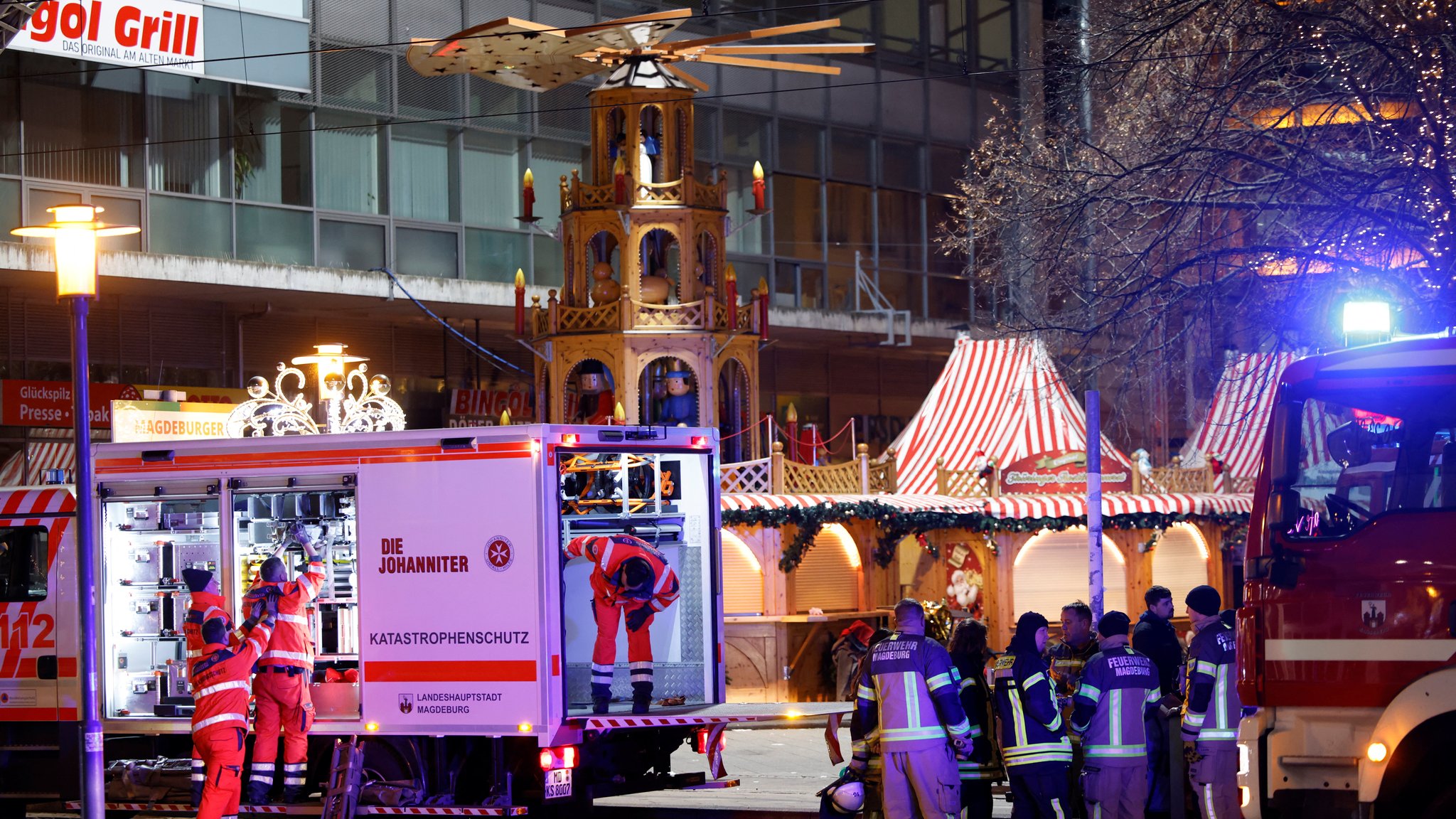 Mitarbeiter des Katastrophenschutzes und der Feuerwehr beim Weihnachtsmarkt in Magdeburg nach dem Attentat (20.12.2025)