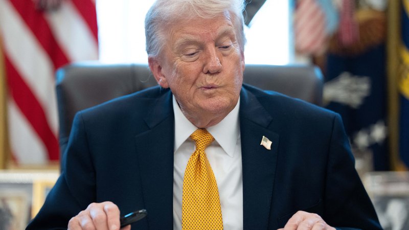 Archivbild: Der US-Präsident Donald Trump mit haderndem Gesichtsausdruck, während er im Oval Office im Weißen Haus etwas unterschreibt. | Bild: picture alliance / abaca | Pool/ABACA Archivbild: Der US-Präsident Donald Trump mit haderndem Gesichtsausdruck, während er im Oval Office im Weißen Haus etwas unterschreibt.