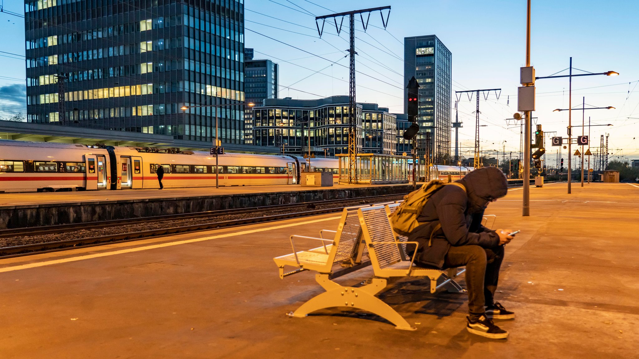 Fahrgast wartet am Bahnsteig