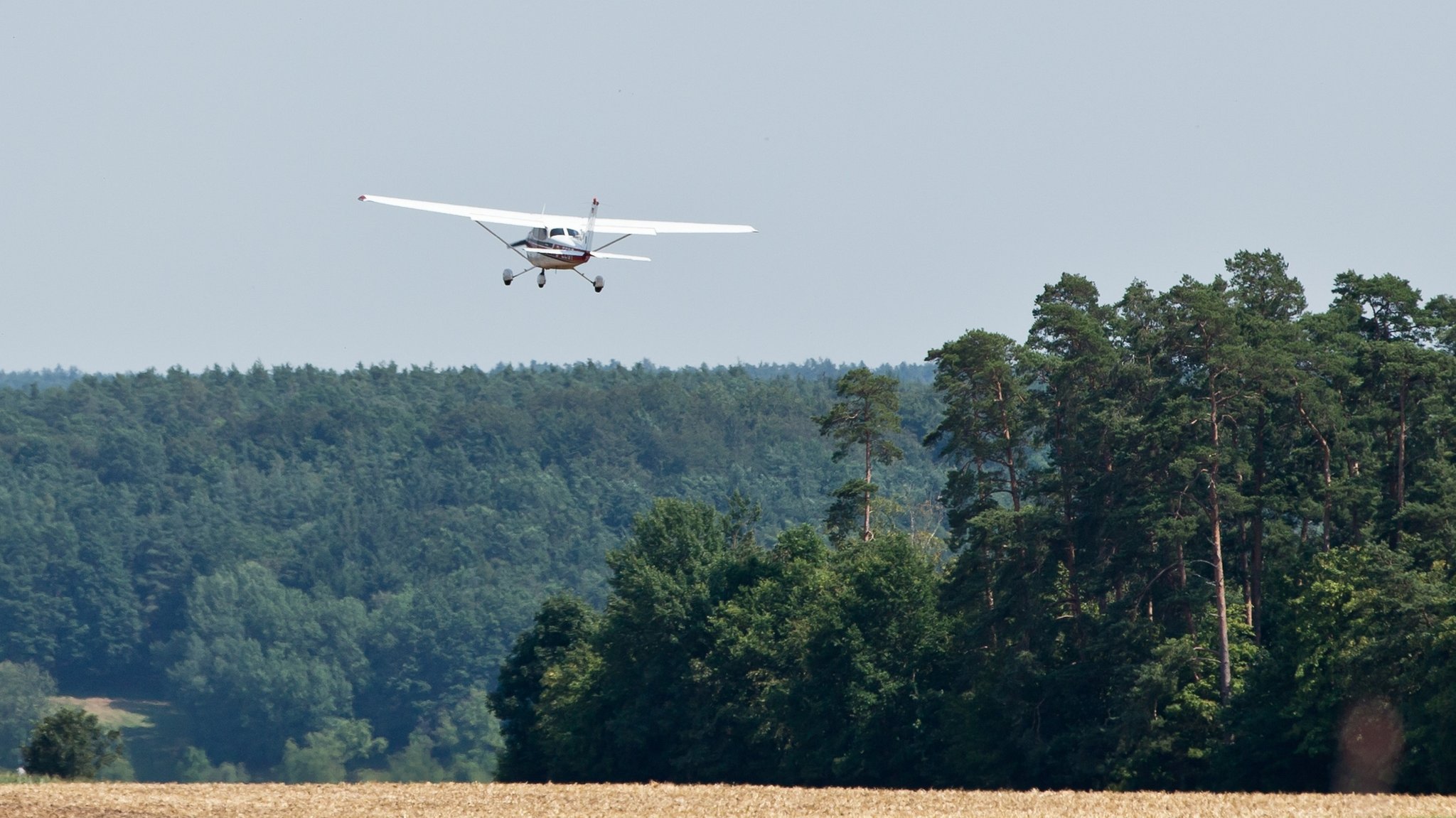 Eine Maschine der Flugbereitschaft startet zu einem Beobachtungsflug wegen Waldbrandgefahr (Symbolbild). 