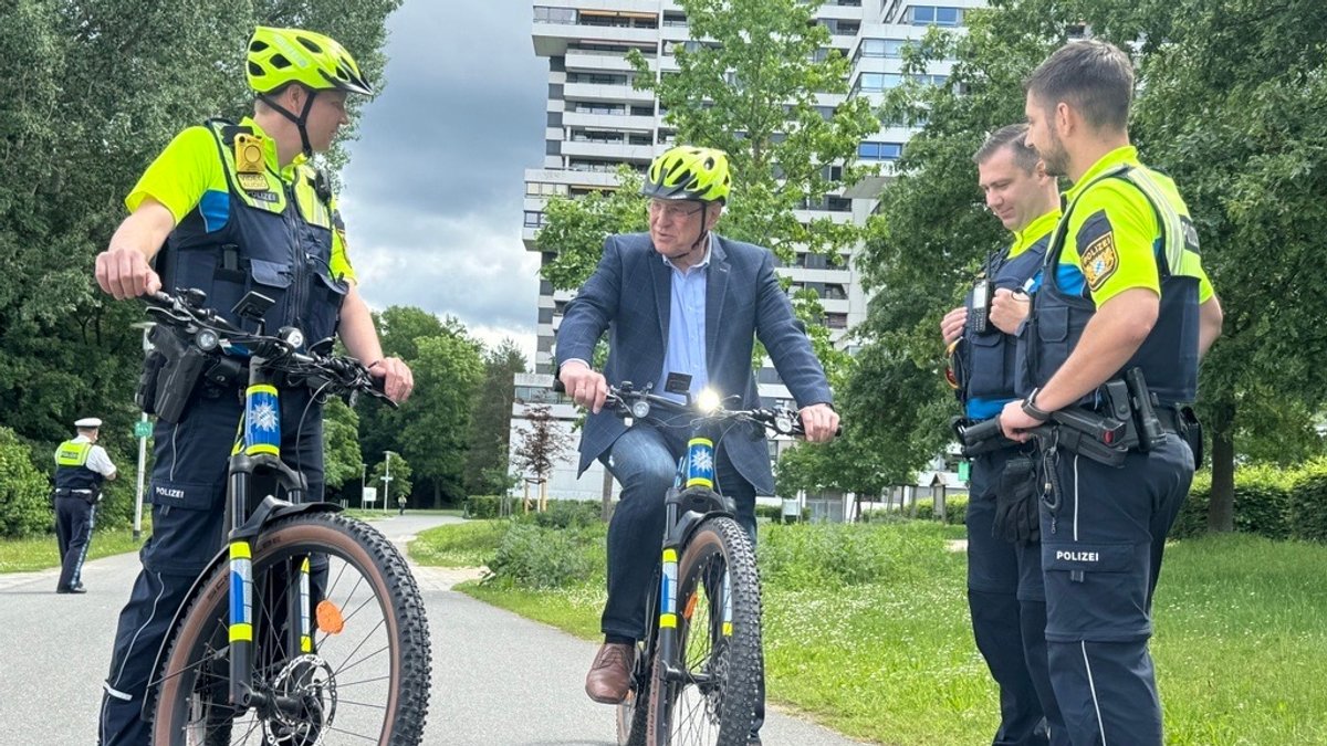 Bayerns Innenminister Joachim Herrmann (CSU) testet ein Polizei-Fahrrad.