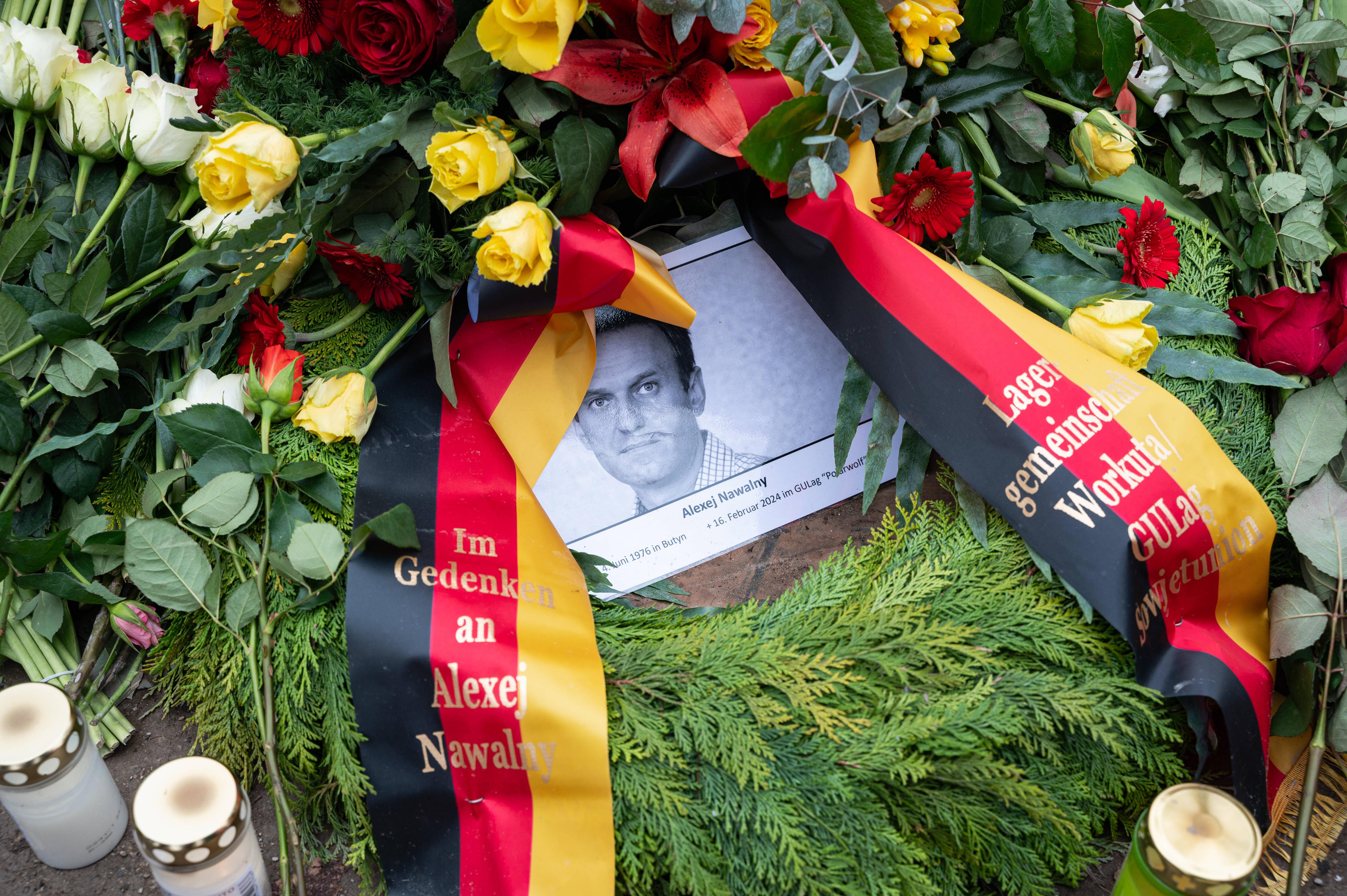 Berlin, Deutschland, Europa - Eine improvisierte Gedenkstaette aus Blumen, Kerzen und Bildern fuer den russischen Oppositionsfuehrer Alexei Nawalny ist auf dem Boden vor der russischen Botschaft U