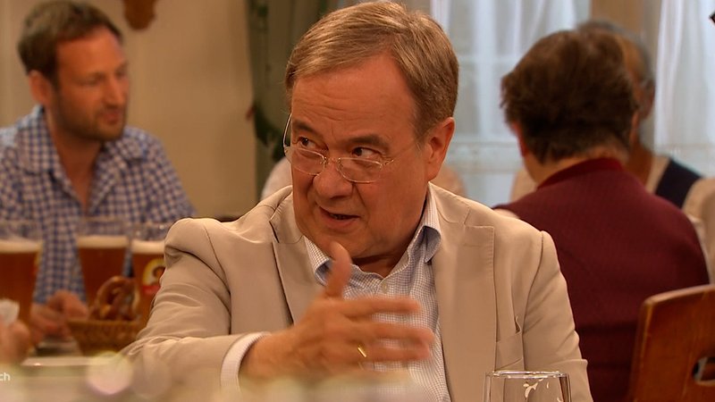 Das Attentat werde auch sicherlich den amerikanischen Wahlkampf stark beeinflussen. „Es gibt dieses Bild: Trump beim Abgang dann nach dem Anschlag, wo er so kämpferisch steht. Und Bilder prägen Wahlkämpfe, wie wir wissen.“ | Bild: Bayerischer Rundfunk 2024 Das Attentat werde auch sicherlich den amerikanischen Wahlkampf stark beeinflussen. „Es gibt dieses Bild: Trump beim Abgang dann nach dem Anschlag, wo er so kämpferisch steht. Und Bilder prägen Wahlkämpfe, wie wir wissen.“