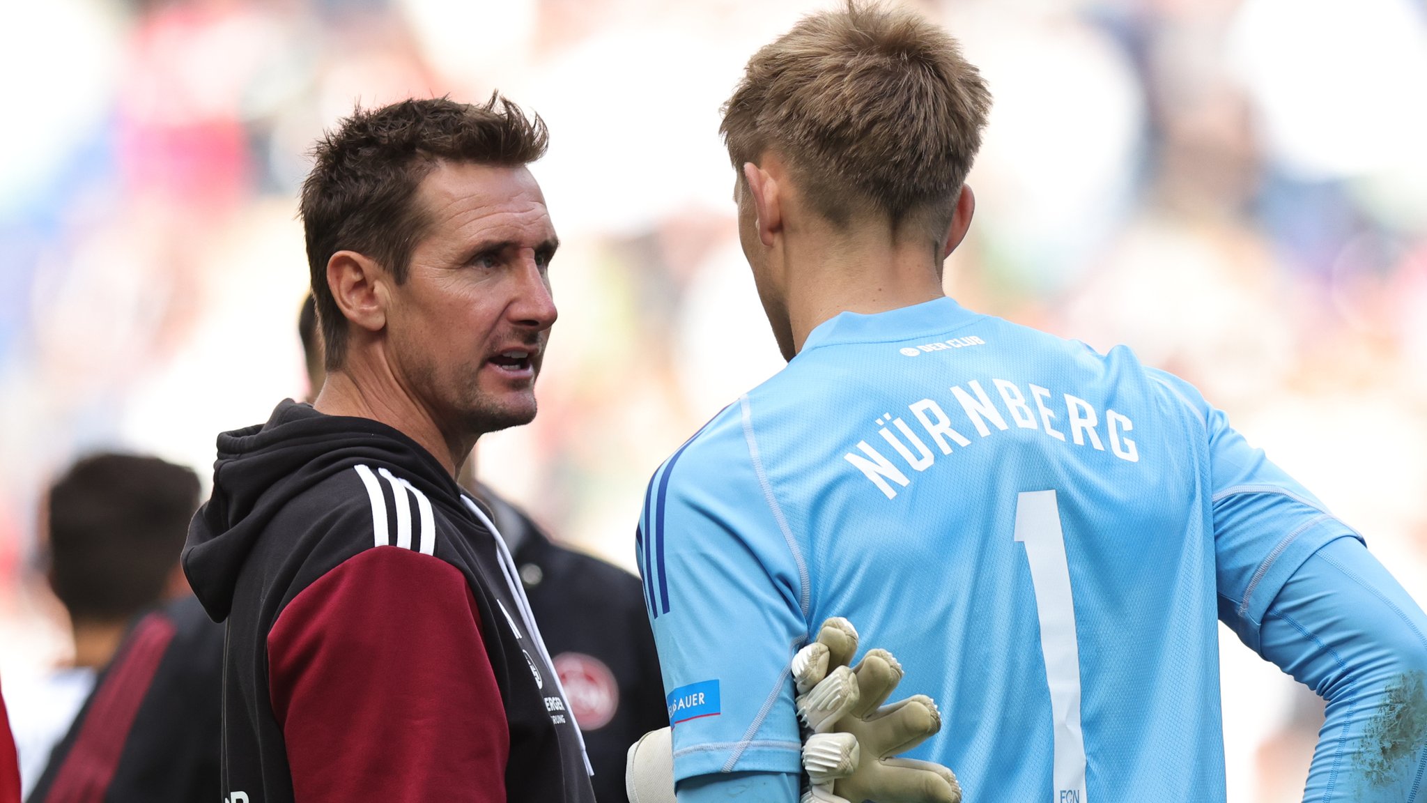 Miroslav Klose (links) mit Torhüter Jan Reichert (rechts)