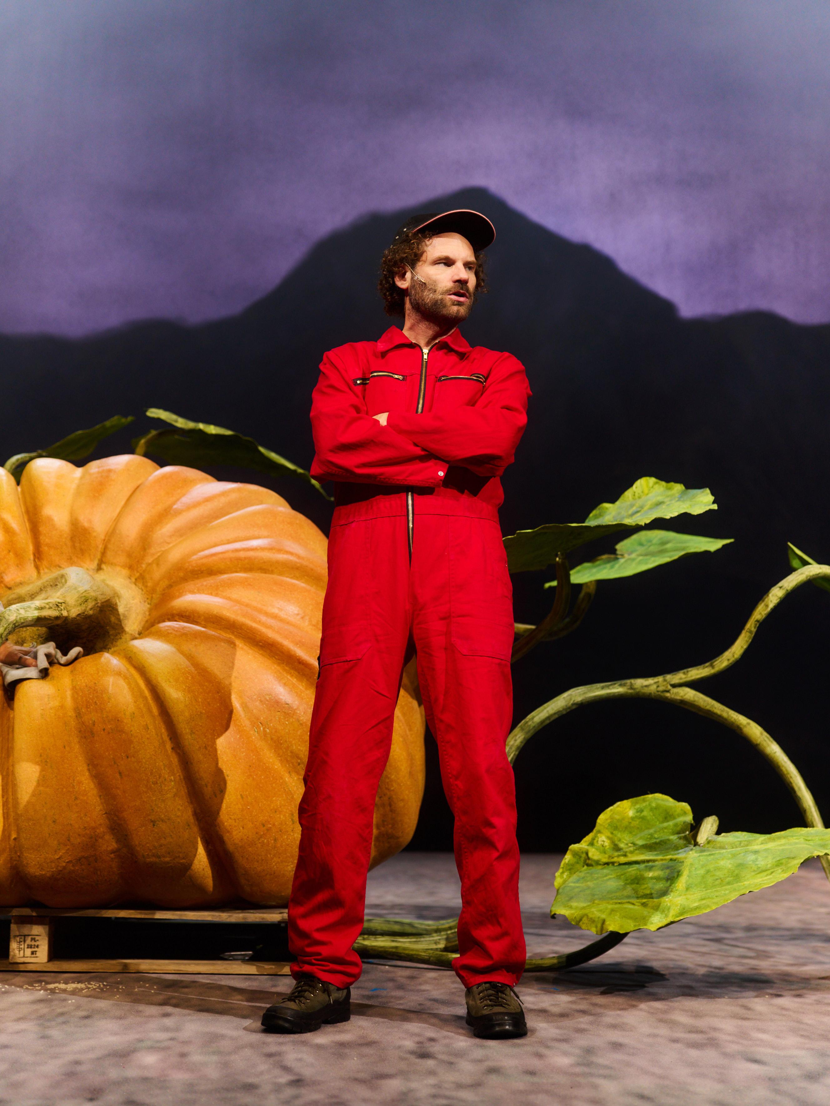 Maximilian Schafroth im neuen Stück "Wachse oder weiche" der Münchner Kammerspiele.