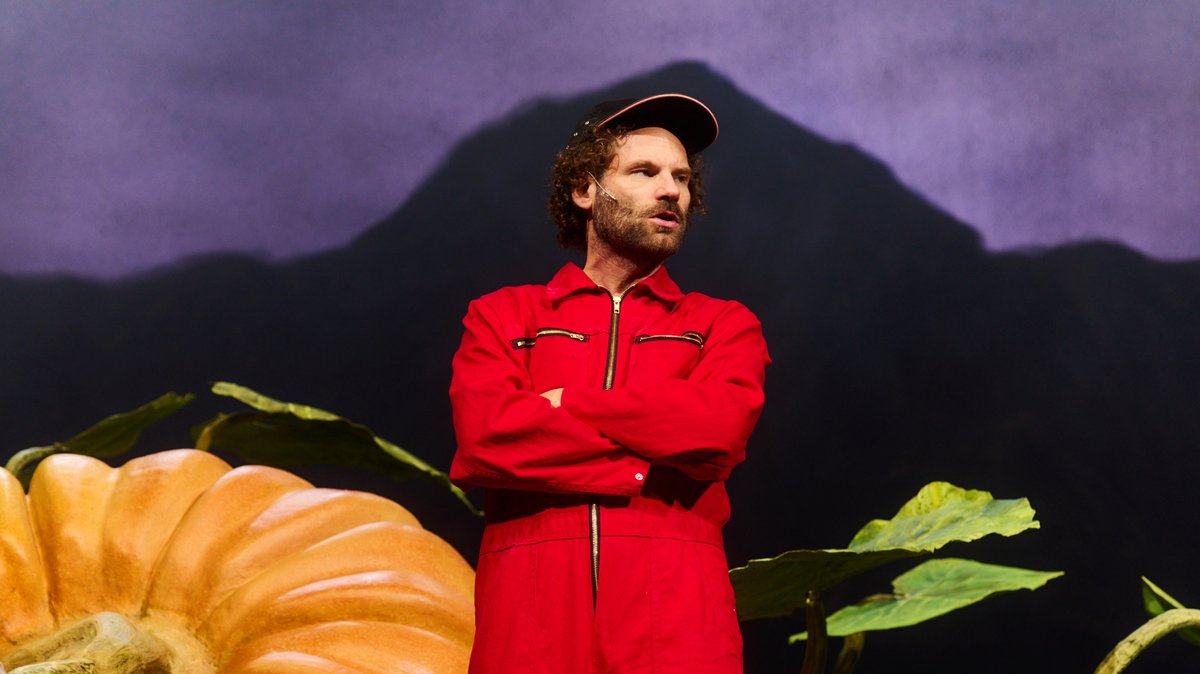 Maximilian Schafroth im neuen Stück "Wachse oder weiche" der Münchner Kammerspiele.