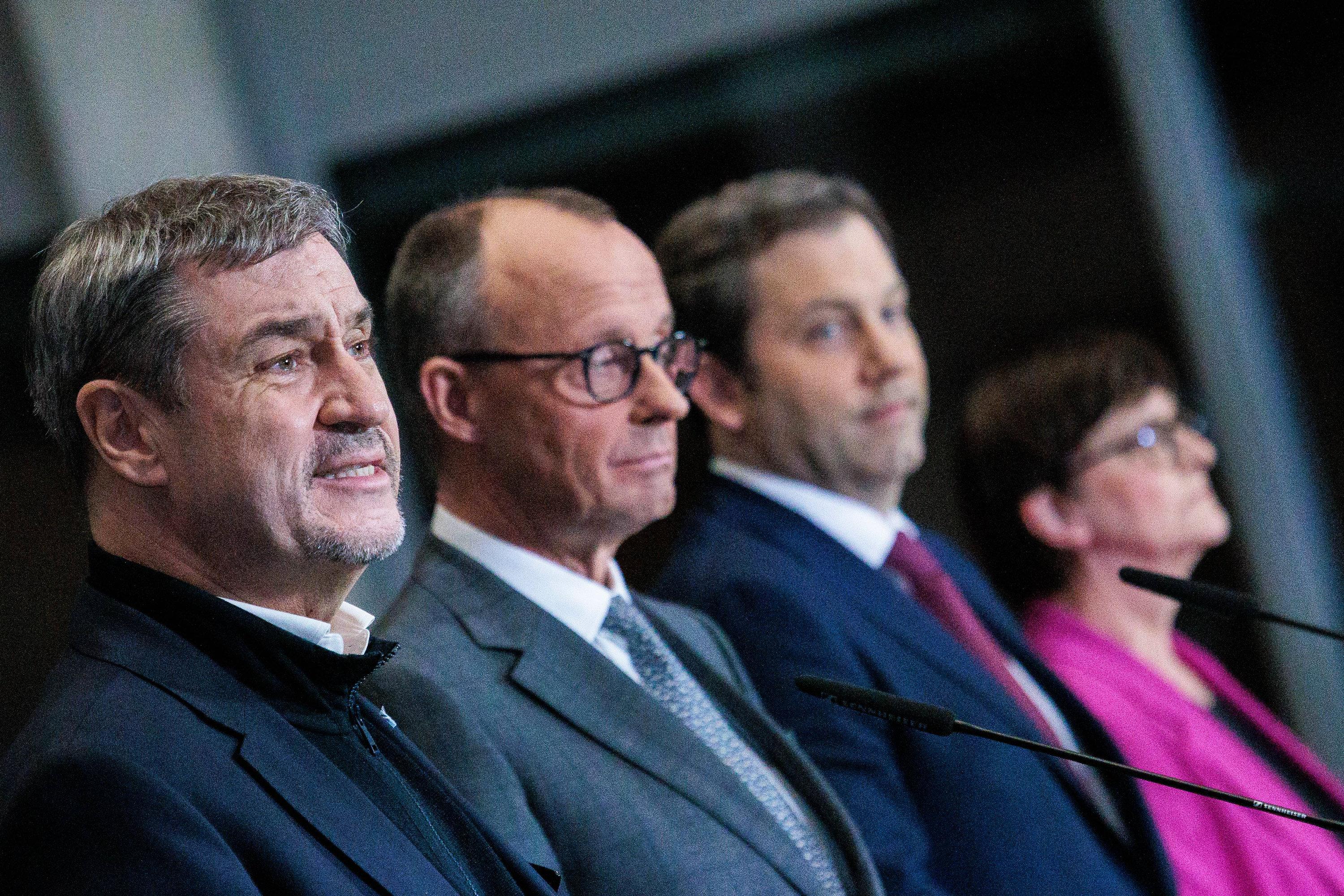 04.03.2025, Berlin: Markus Söder (l-r), Vorsitzender der CSU und Ministerpräsident von Bayern, Friedrich Merz, Kanzlerkandidat der Union, Fraktionsvorsitzender der Union und Bundesvorsitzender der CDU, Lars Klingbeil, Fraktionsvorsitzender der SPD und Bundesvorsitzender, und Saskia Esken, Parteivorsitzende der SPD, geben eine Pressekonferenz zu den Sondierungsgesprächen zwischen der Union und der SPD. Foto: Carsten Koall/dpa +++ dpa-Bildfunk +++