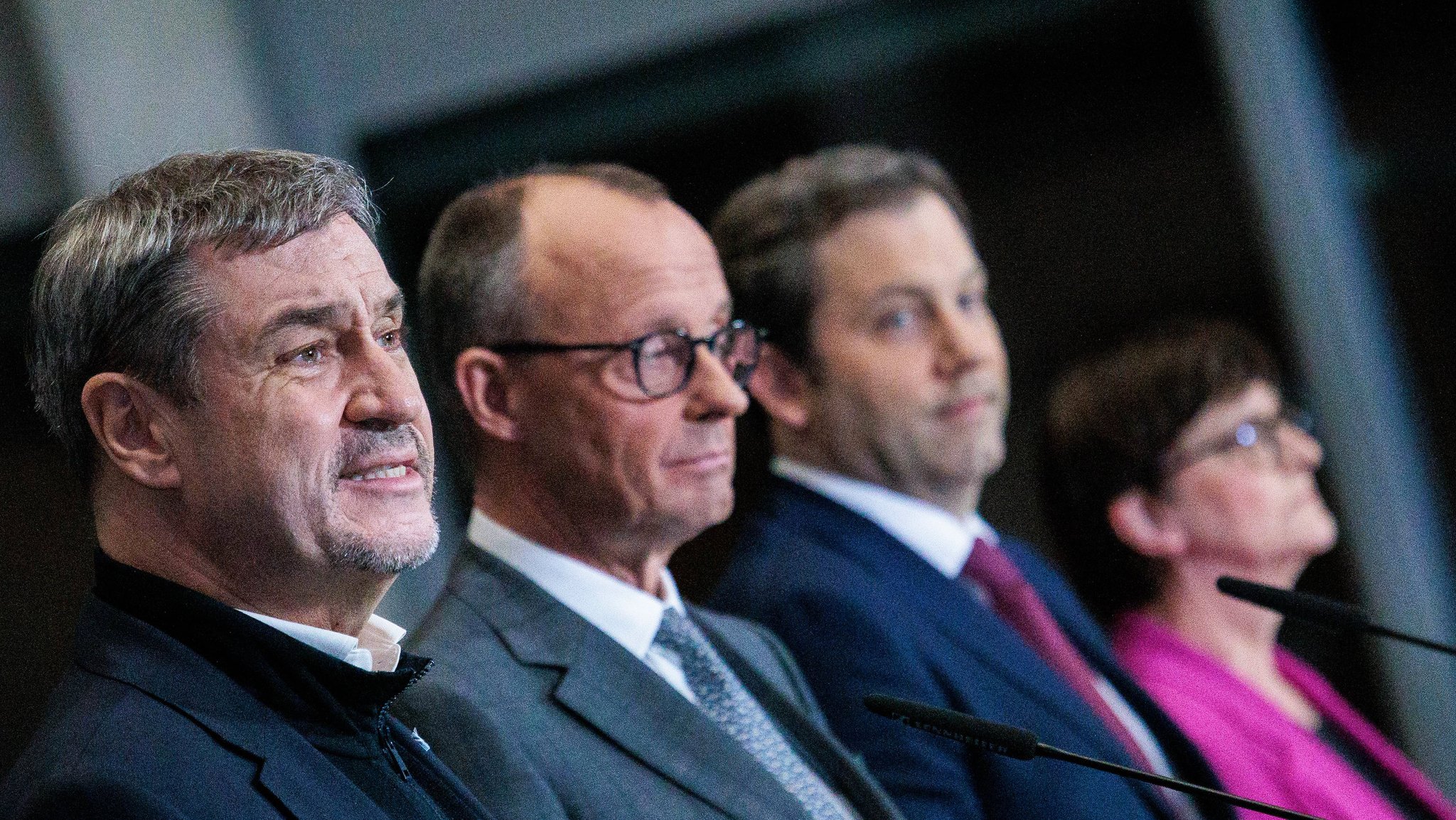 04.03.2025, Berlin: Markus Söder (l-r), Vorsitzender der CSU und Ministerpräsident von Bayern, Friedrich Merz, Kanzlerkandidat der Union, Fraktionsvorsitzender der Union und Bundesvorsitzender der CDU, Lars Klingbeil, Fraktionsvorsitzender der SPD und Bundesvorsitzender, und Saskia Esken, Parteivorsitzende der SPD, geben eine Pressekonferenz zu den Sondierungsgesprächen zwischen der Union und der SPD. Foto: Carsten Koall/dpa +++ dpa-Bildfunk +++