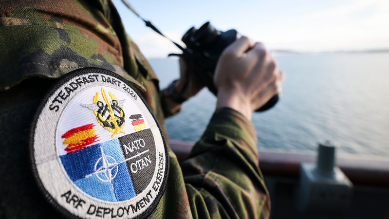 18.2.2026: Ein Soldat der spanischen Marine bei einem Medientermin zum Nato-Manöver "Steadfast Dart 26" auf der Ostsee (Symbolbild). | Bild: pa/dpa/Christian Charisius 18.2.2026: Ein Soldat der spanischen Marine bei einem Medientermin zum Nato-Manöver "Steadfast Dart 26" auf der Ostsee (Symbolbild).